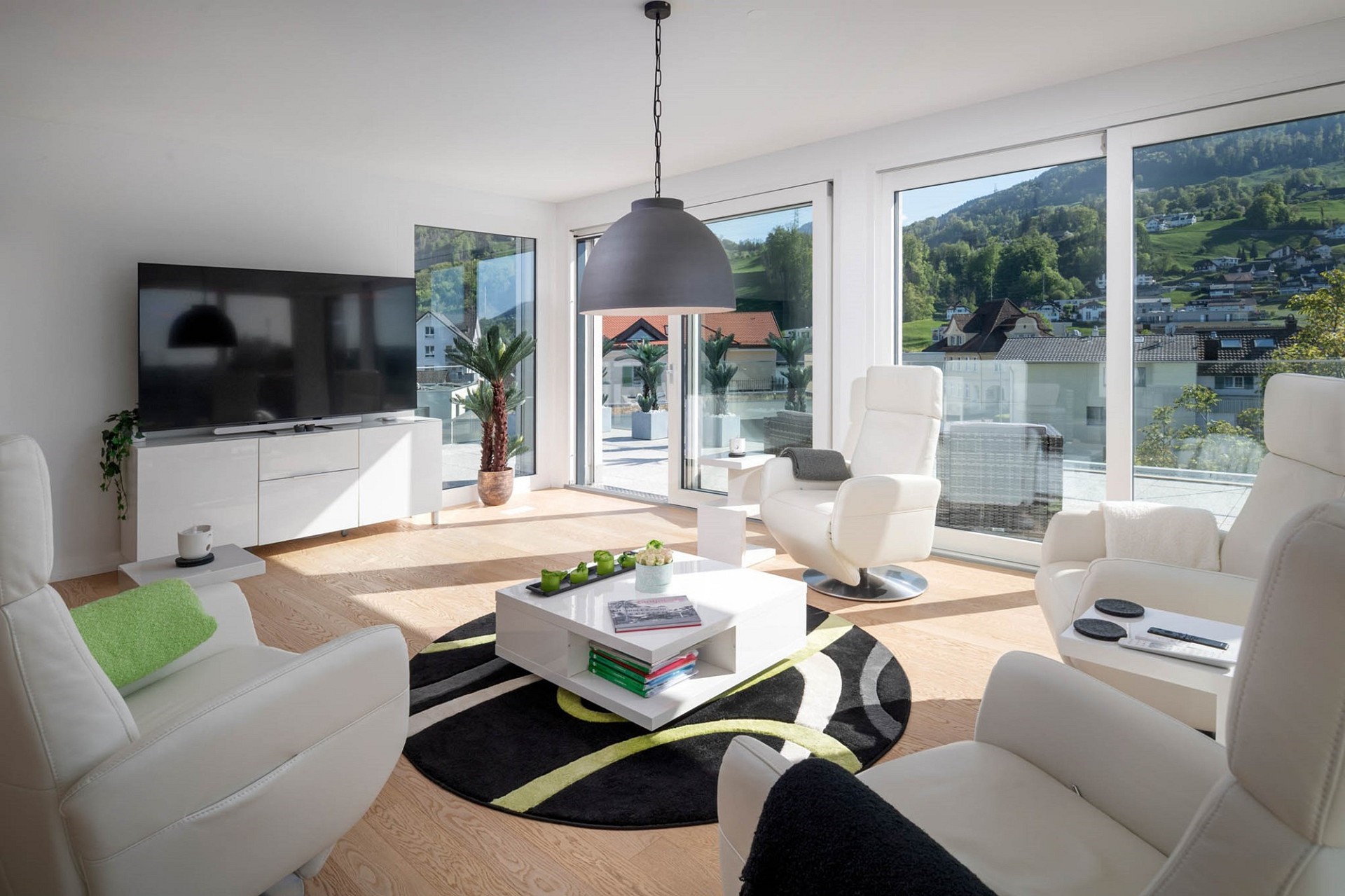 Helles Wohnzimmer mit Panoramablick