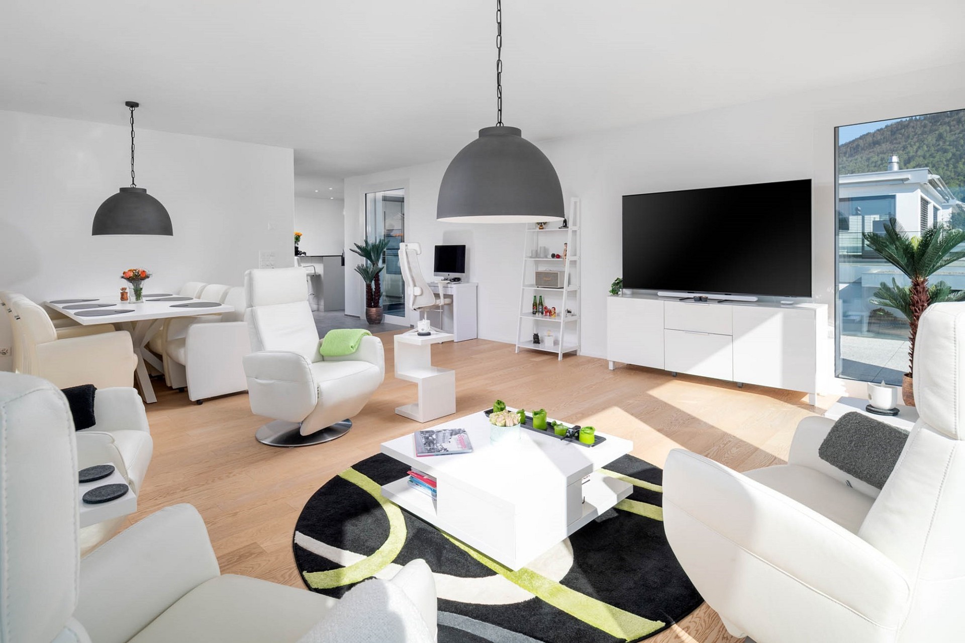 Helles offenes Wohn-Esszimmer mit moderner Einrichtung