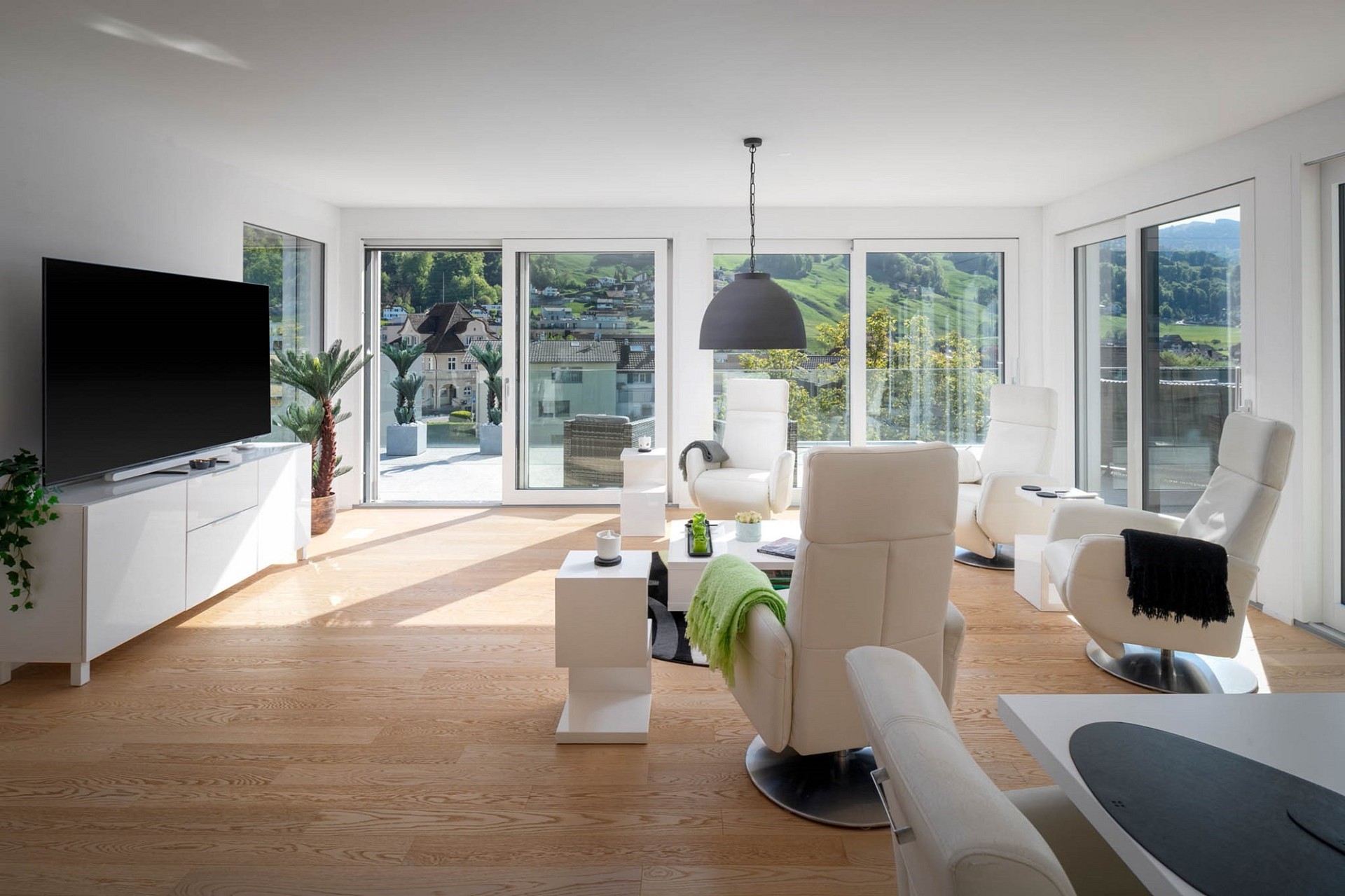 Helles, modernes Wohnzimmer mit Panoramablick