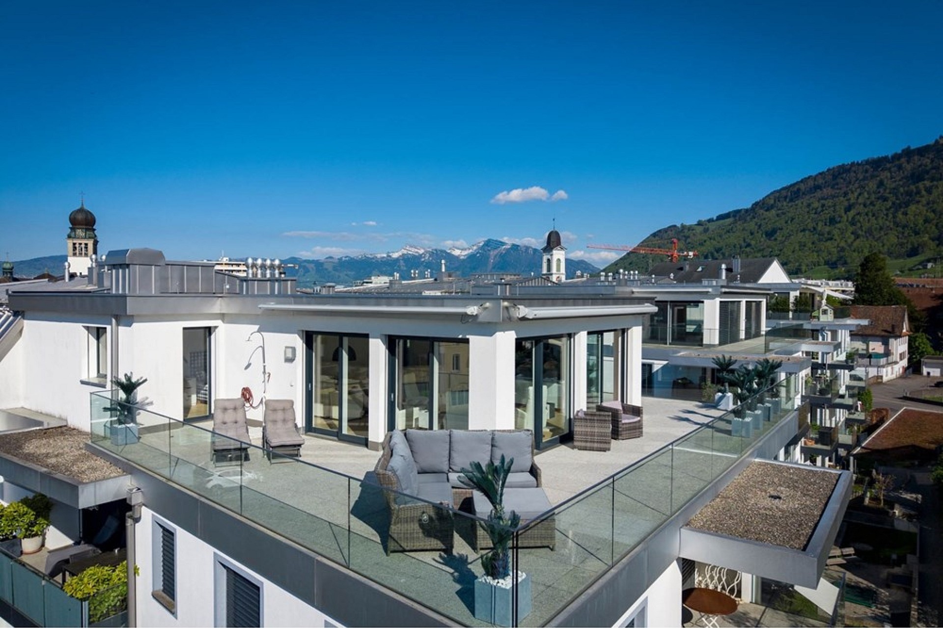 Dachterrasse mit Alpenblick