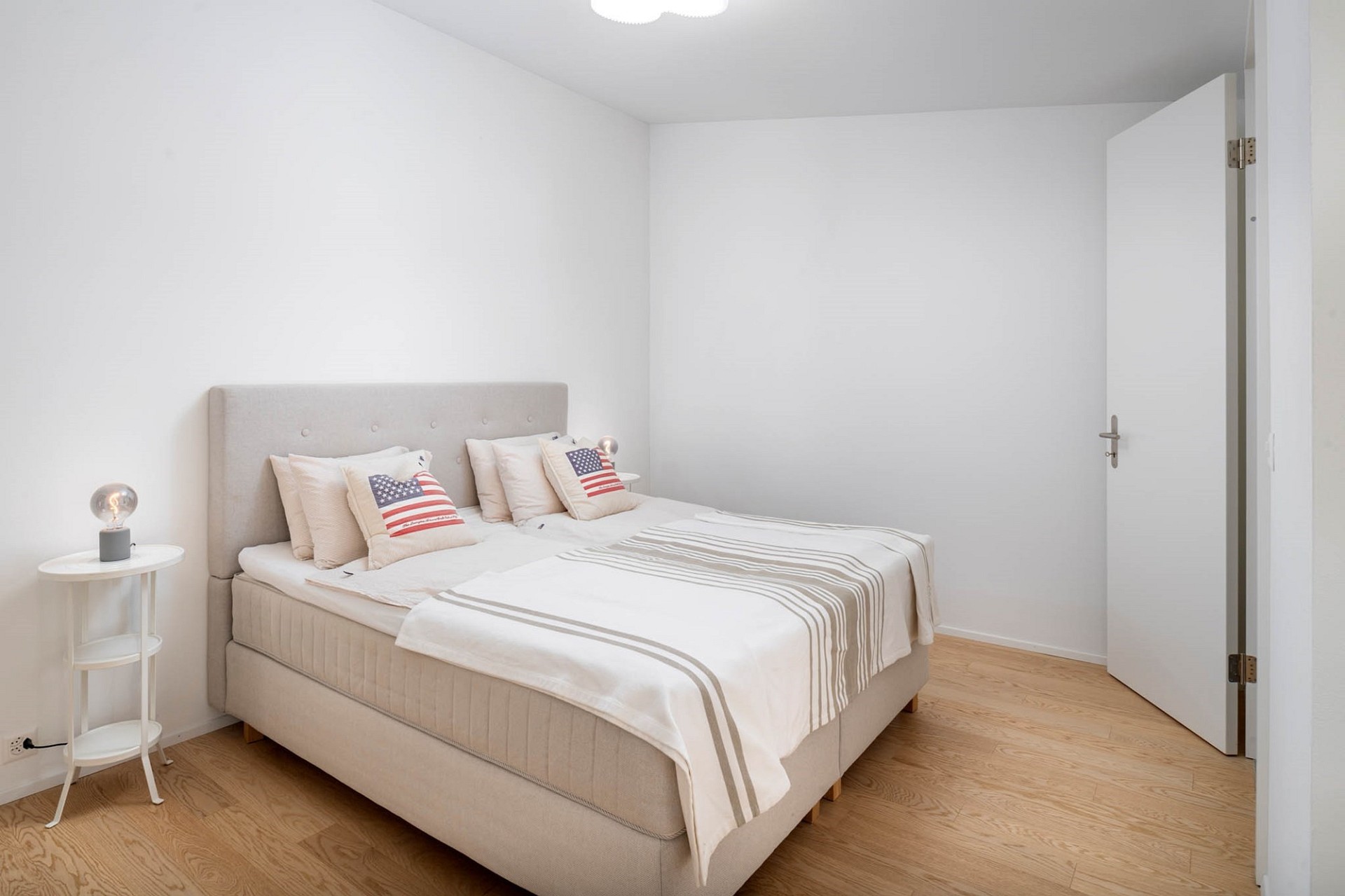 Helles Schlafzimmer mit Doppelbett