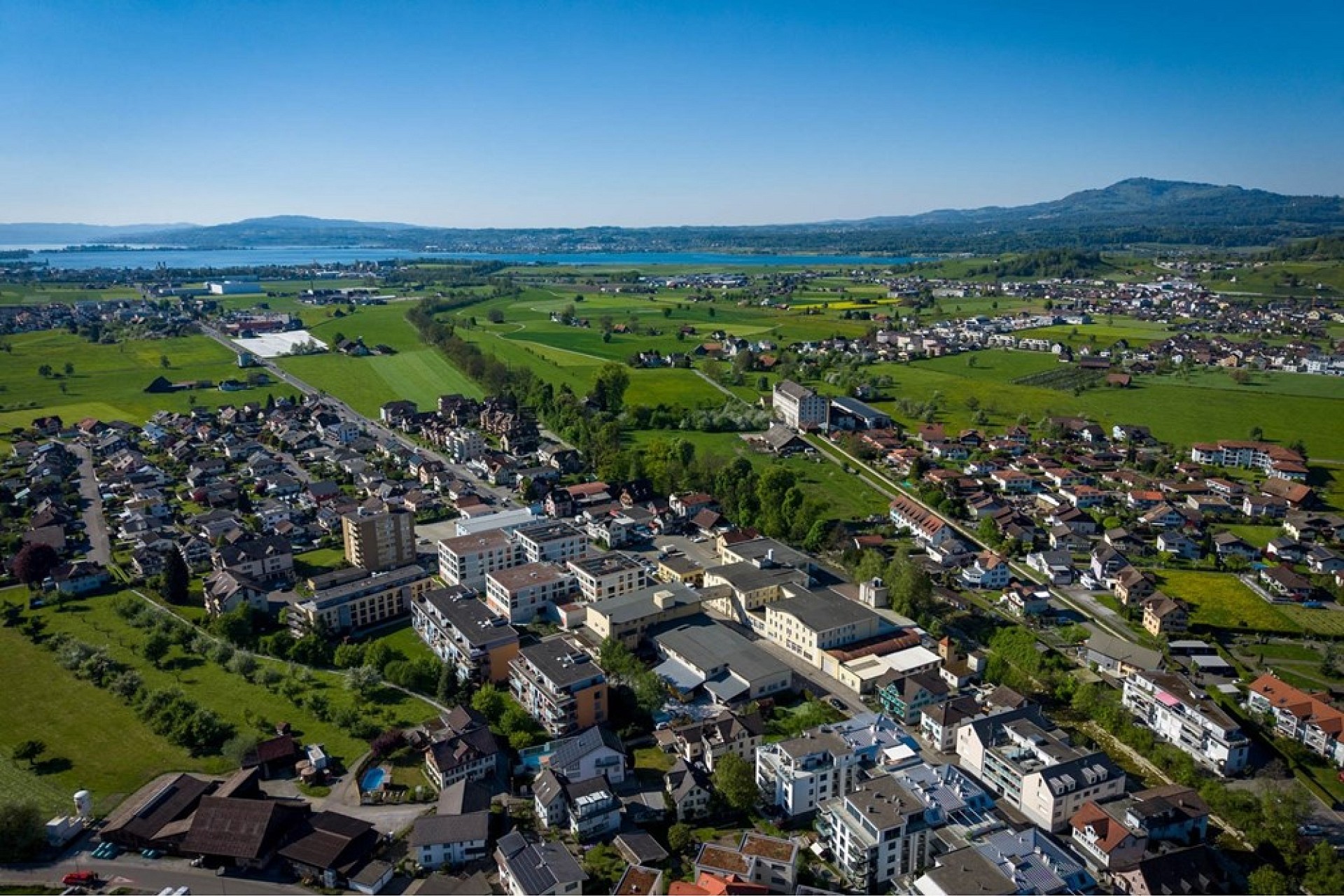 Luftaufnahme einer Stadt am See