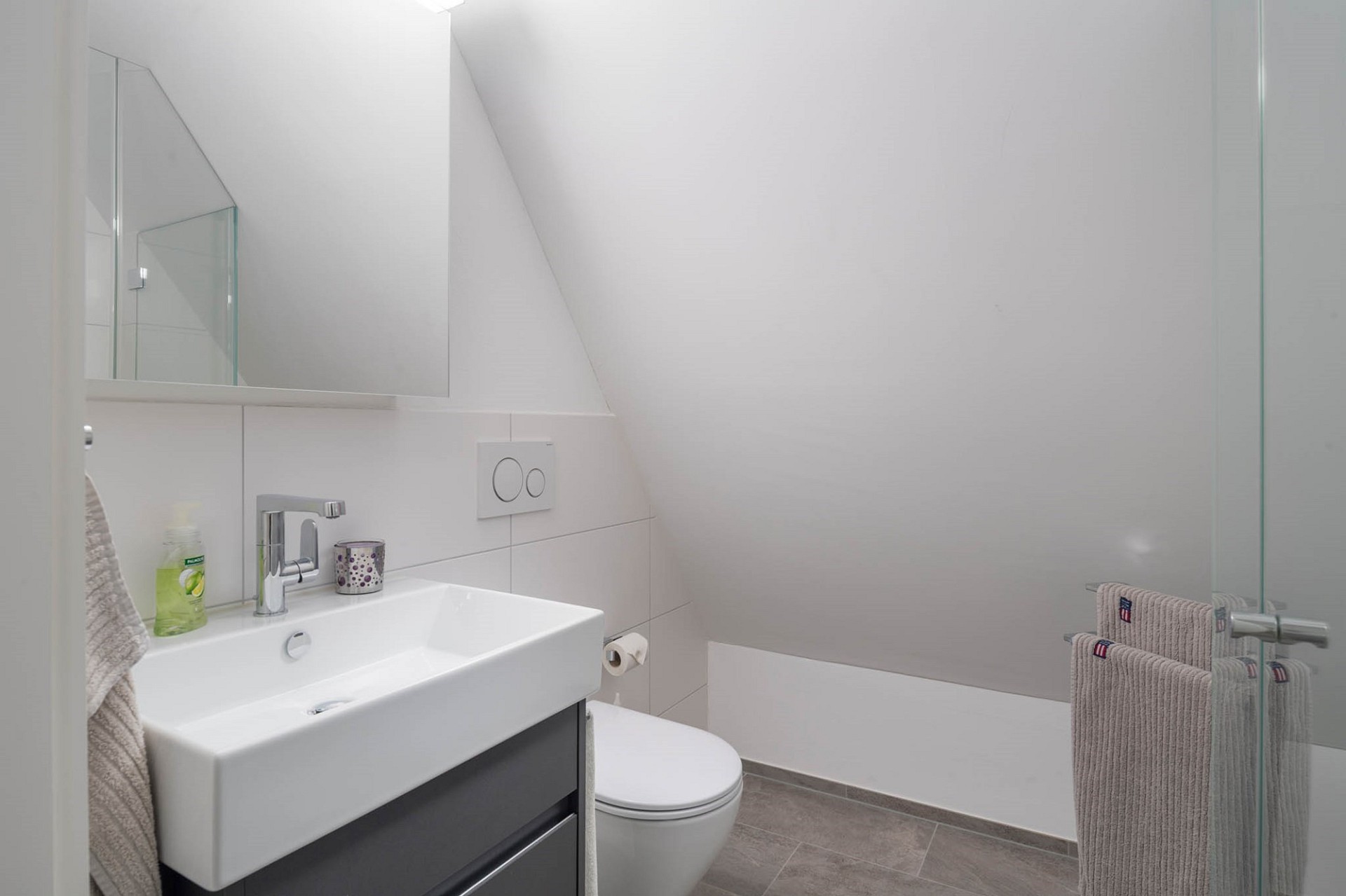 Modernes Badezimmer mit Dachschräge