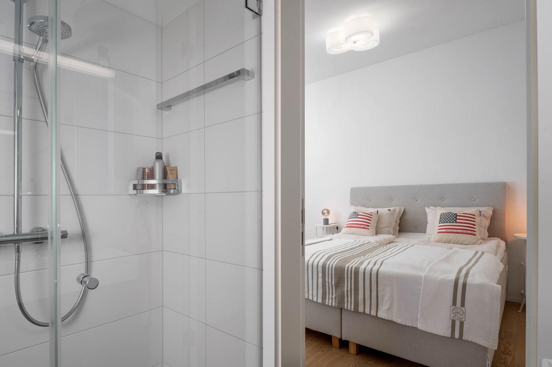 Schlafzimmer mit angrenzender Dusche