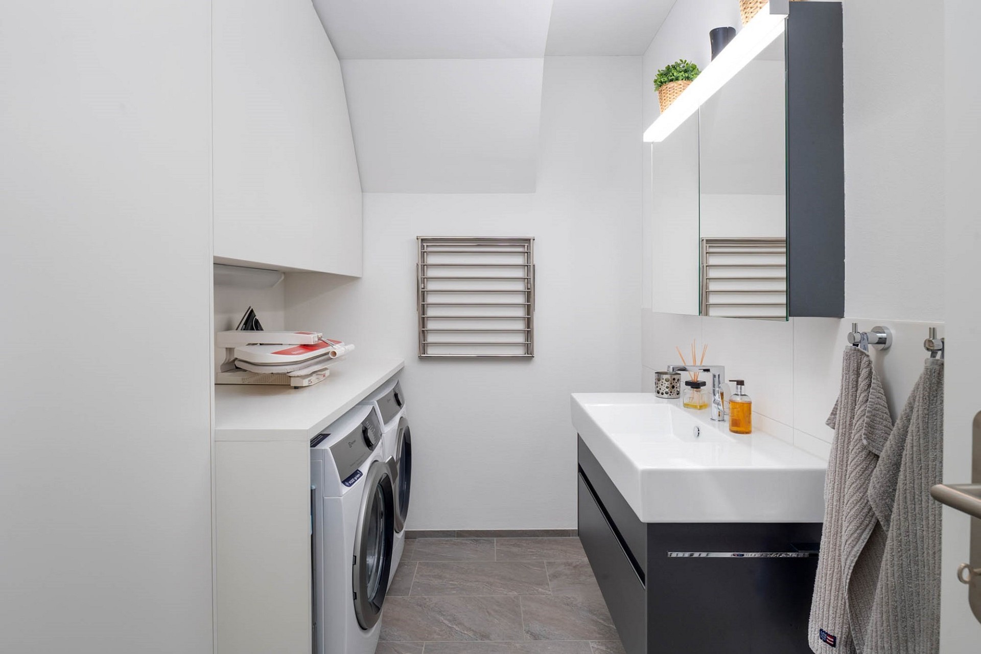Heller Hauswirtschaftsraum mit Waschbecken