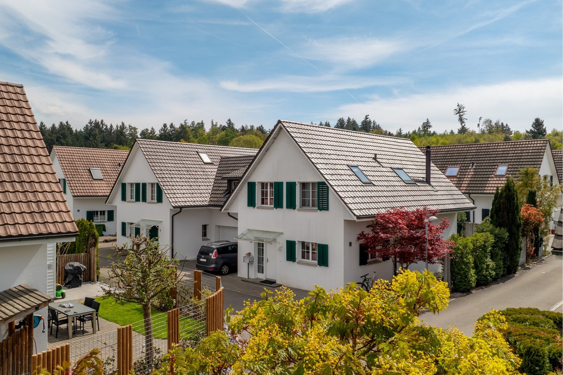 Wohnhäuser in ruhiger Siedlung mit Gärten
