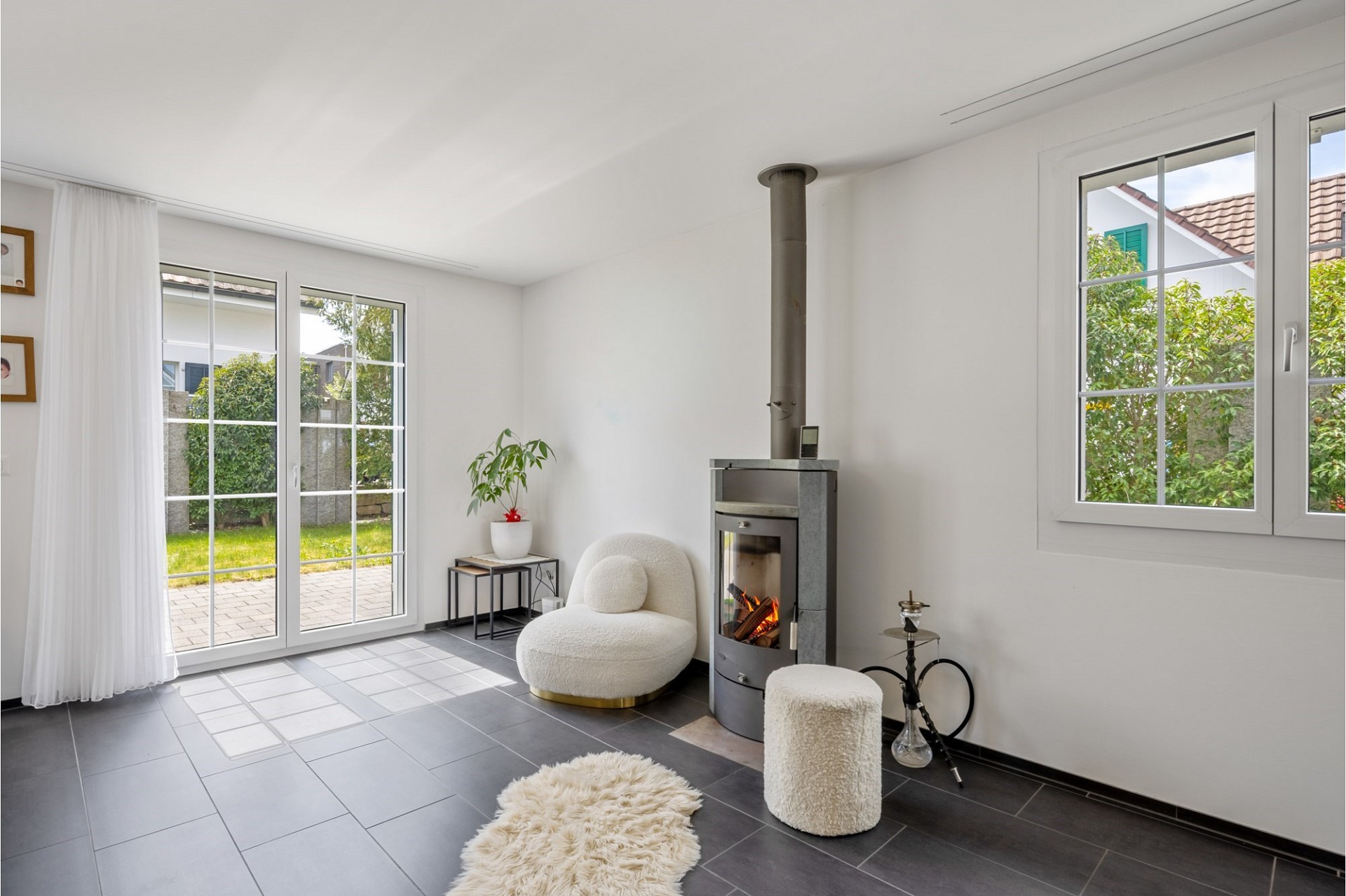 Heller Wohnraum mit Kamin und Gartenzugang