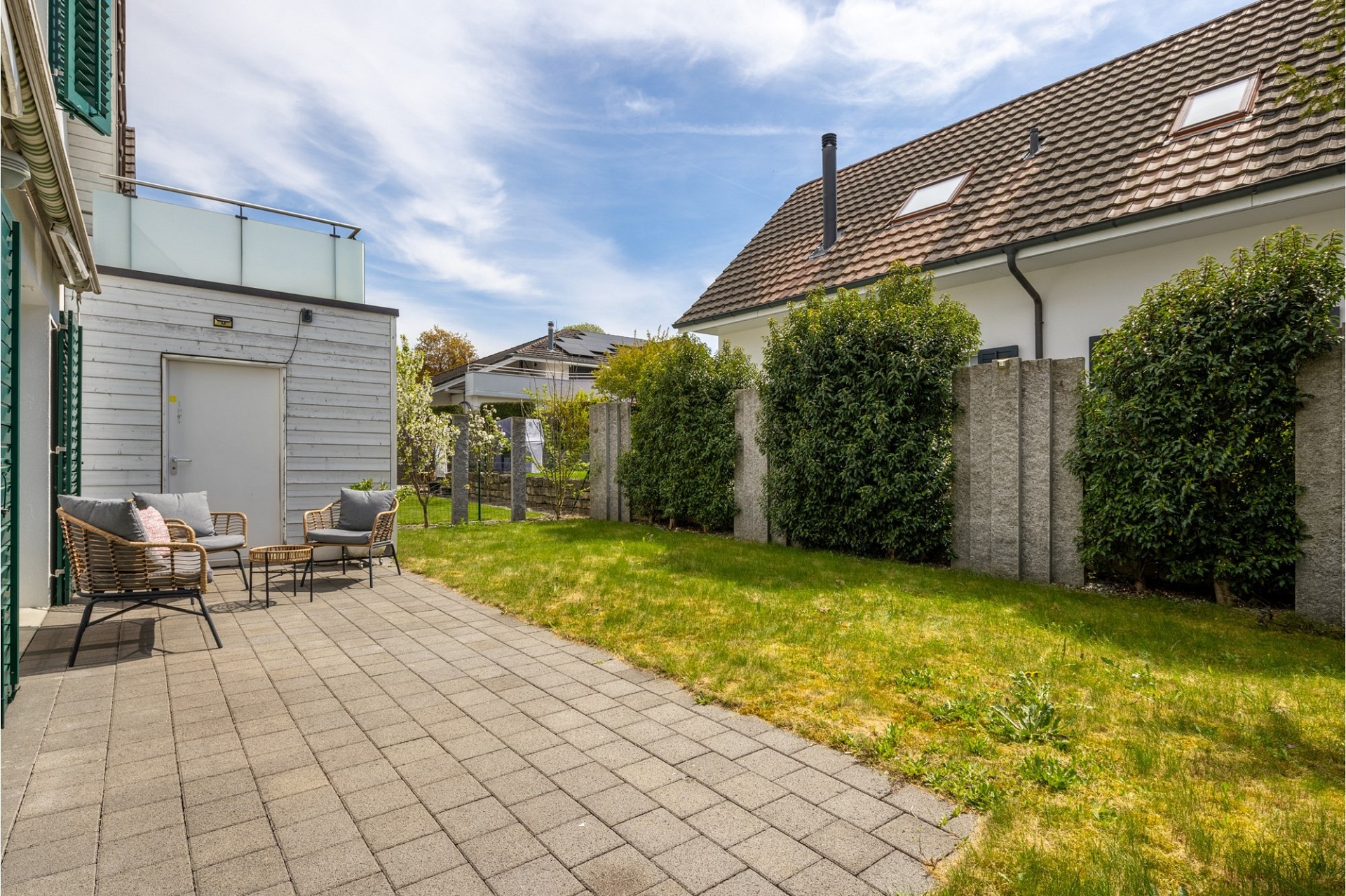 Terrasse und Garten mit Sitzgruppe