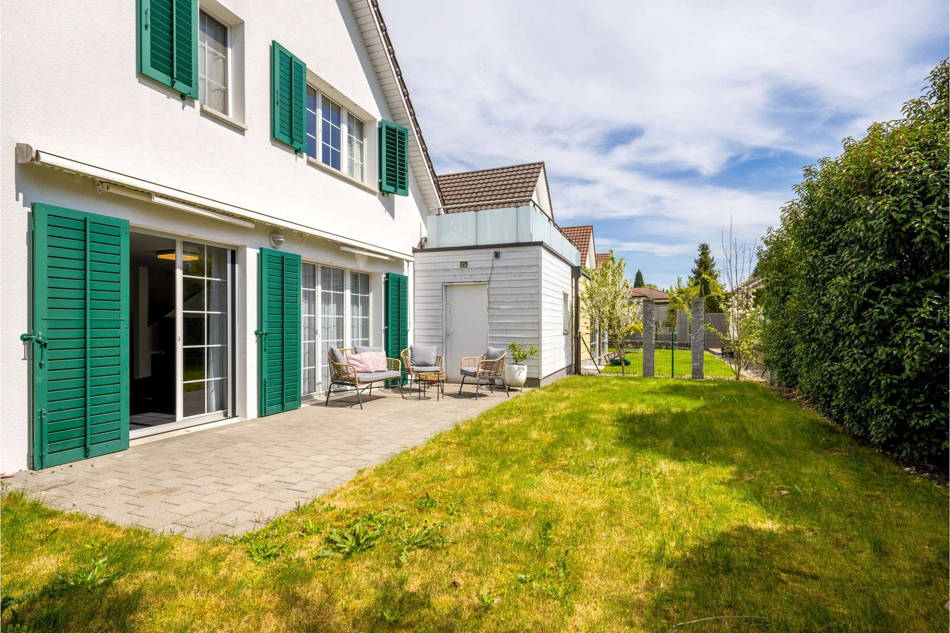 Außenansicht mit Garten und Terrasse