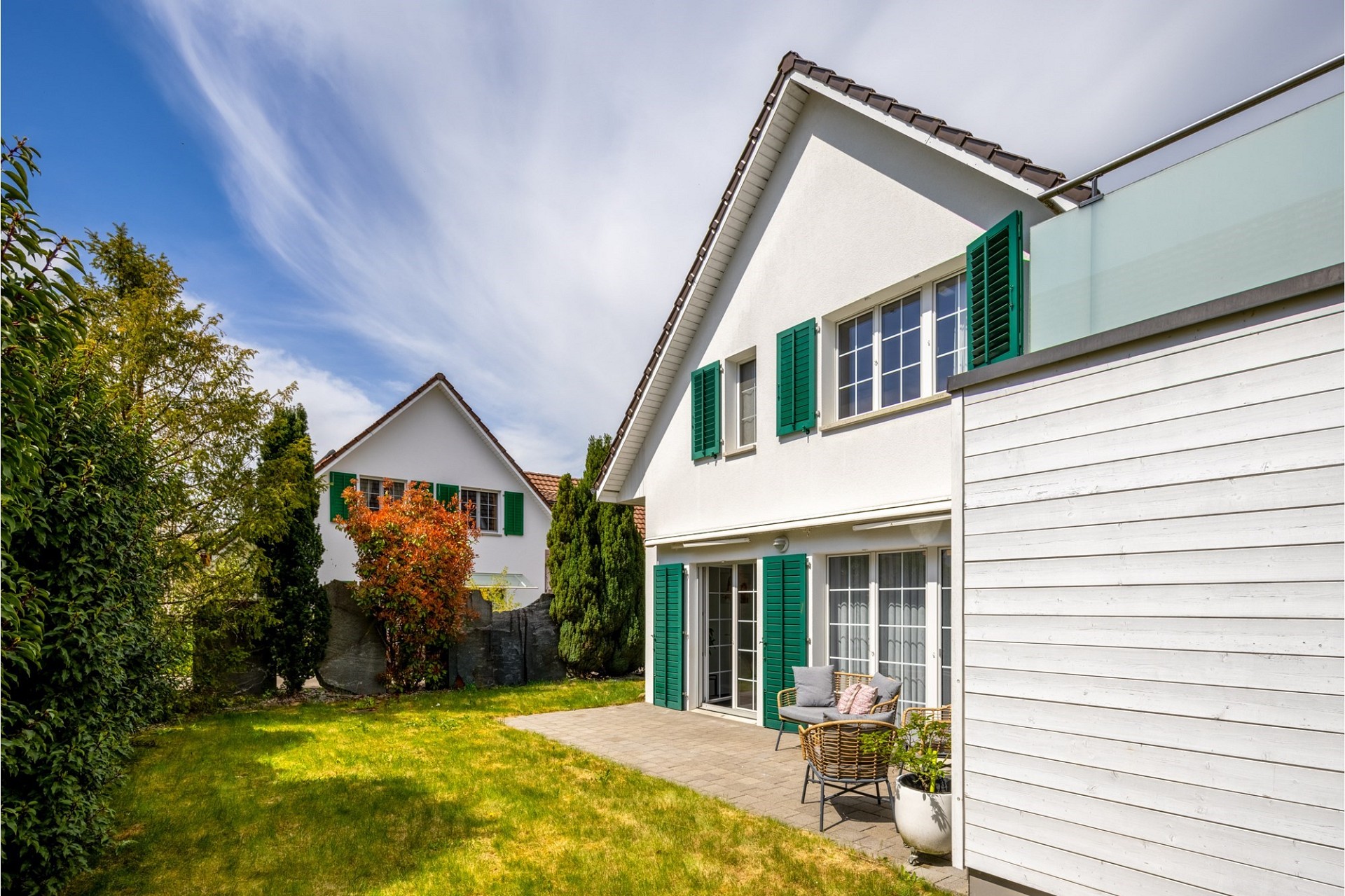 Modernes Einfamilienhaus mit Garten