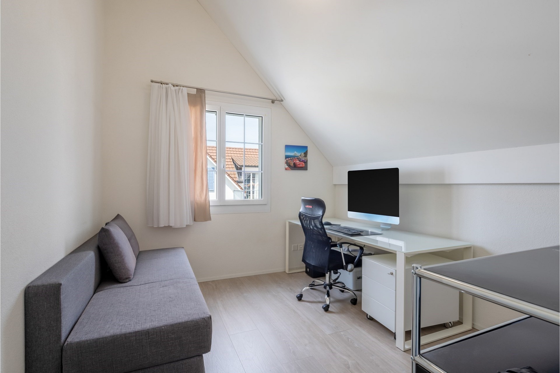 Dachzimmer mit Arbeitsbereich