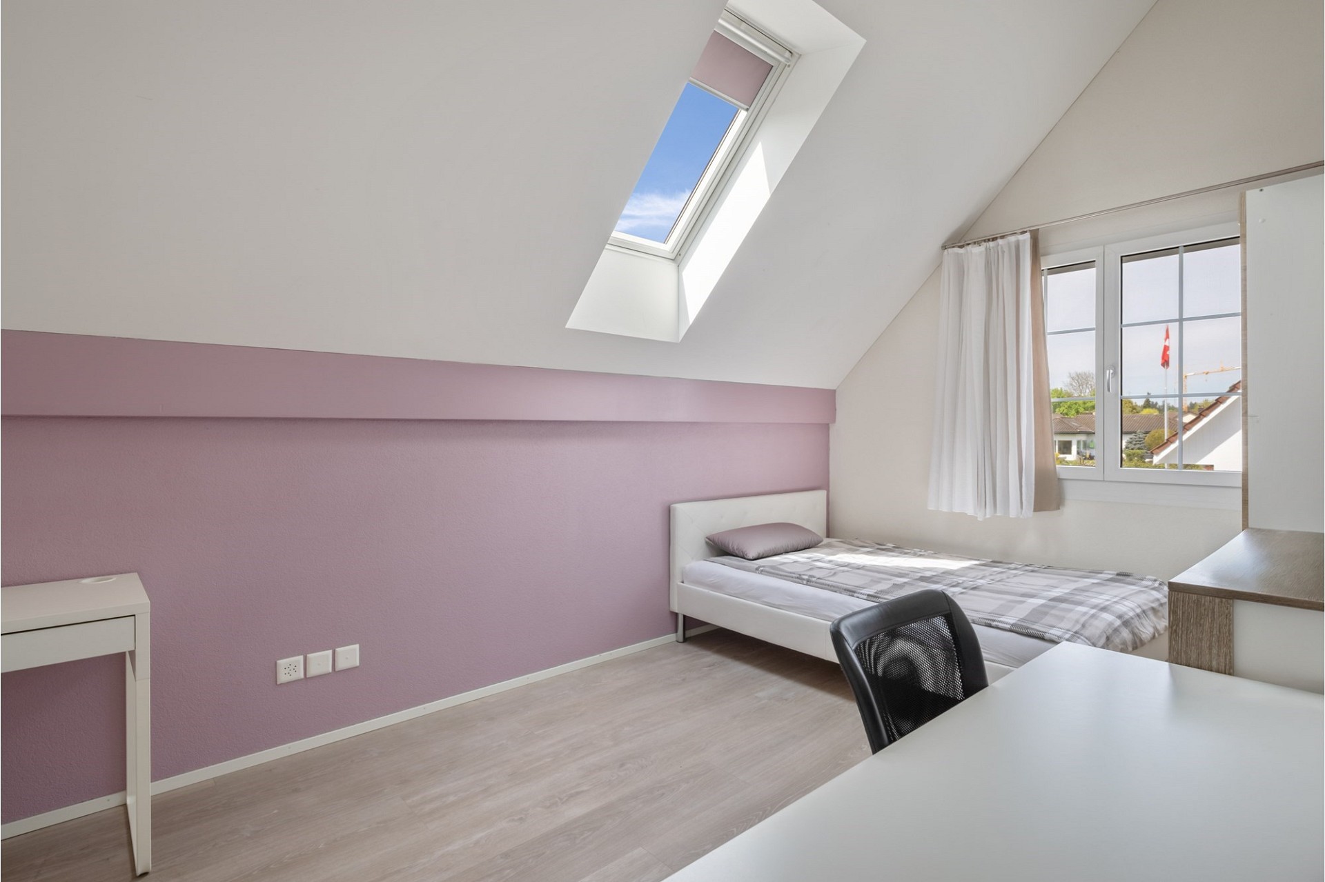 Helles Dachgeschoss-Schlafzimmer