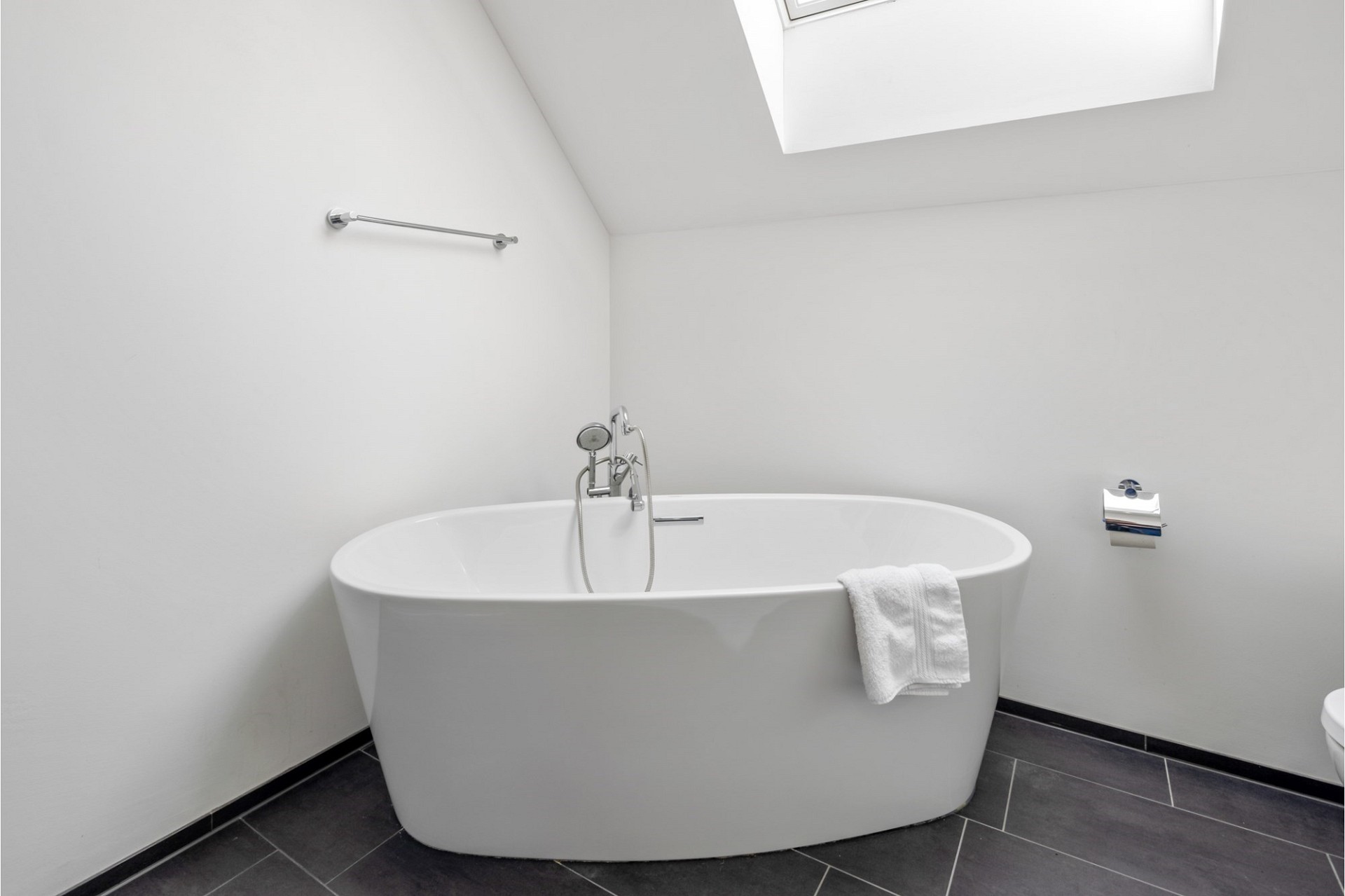 Freistehende Badewanne im hellen Badezimmer