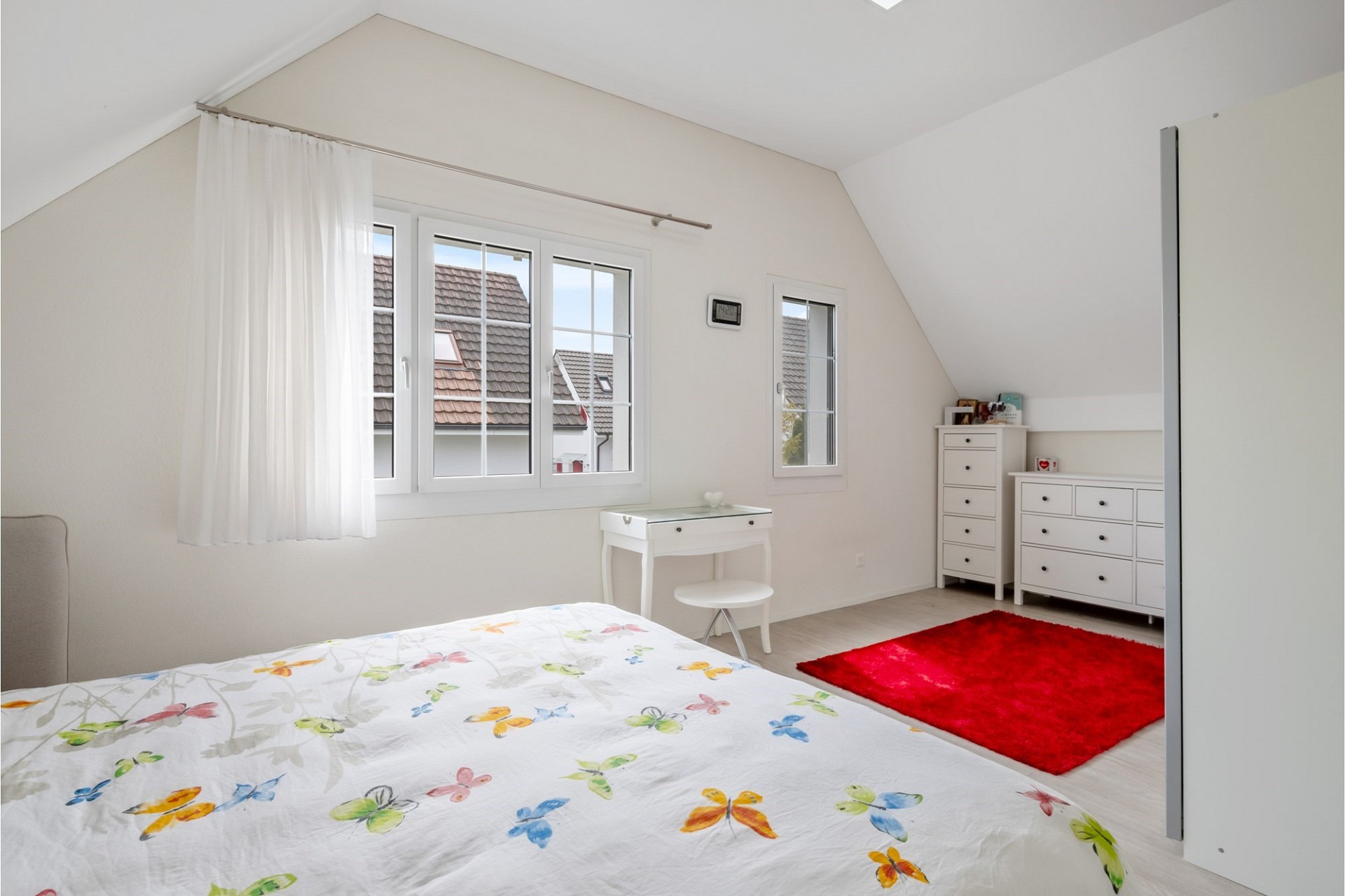 Helles Schlafzimmer mit Dachschrägen