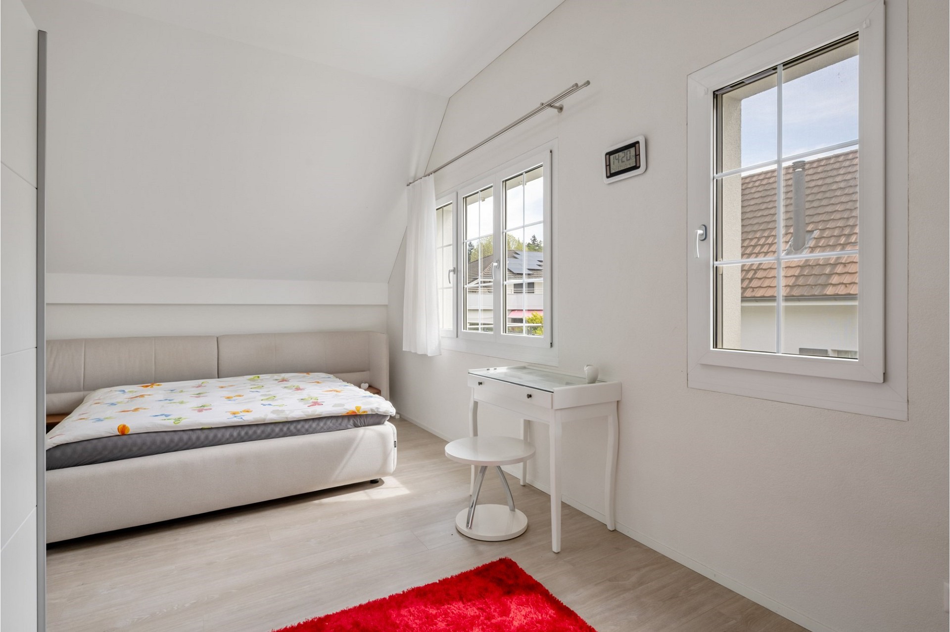 Helles Schlafzimmer unter der Dachschräge
