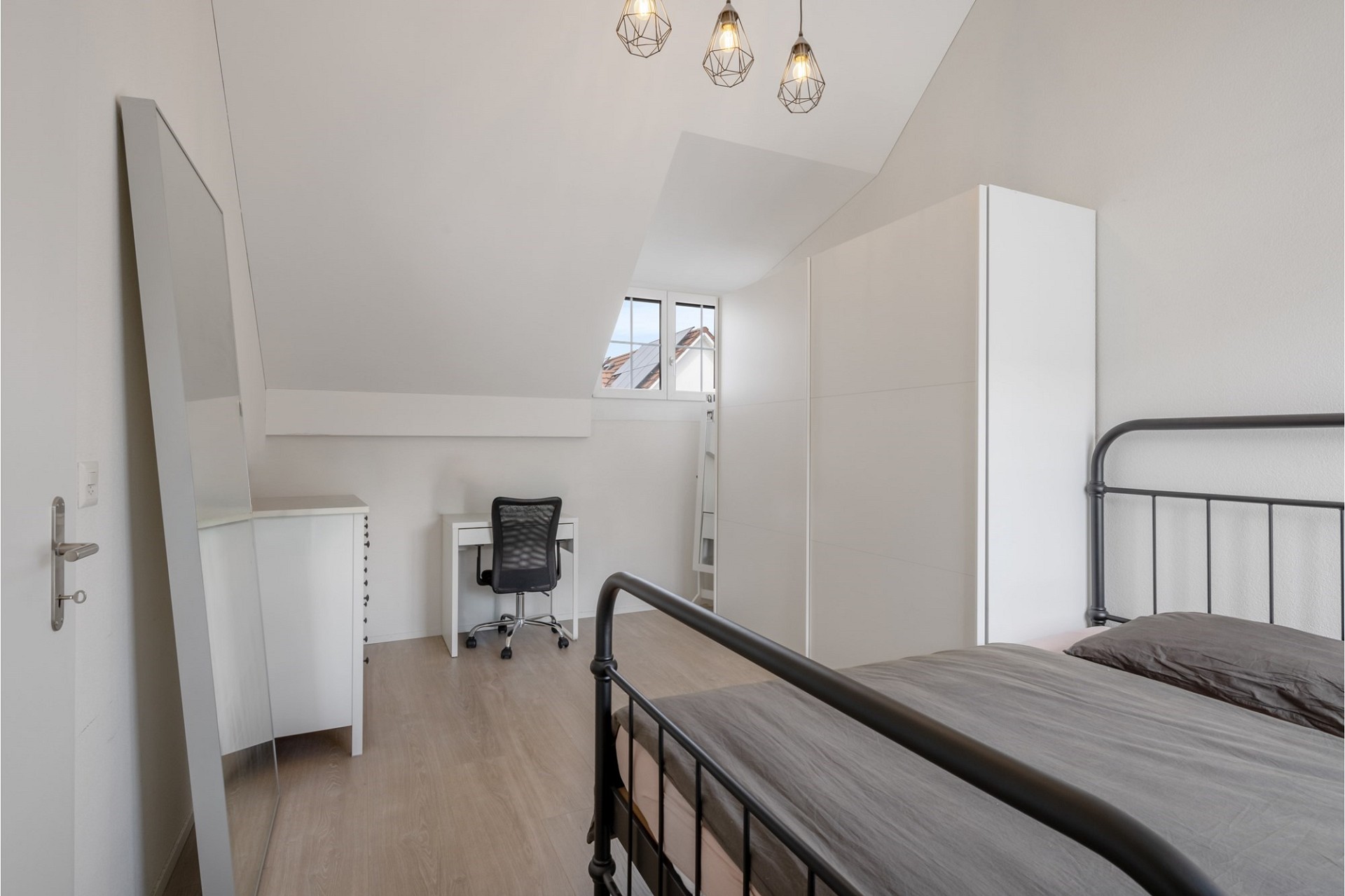 Dachgeschoss-Schlafzimmer mit Arbeitsbereich