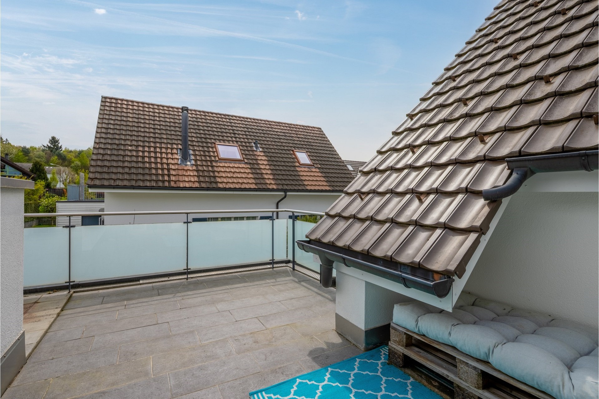 Dachterrasse mit umliegenden Satteldächern