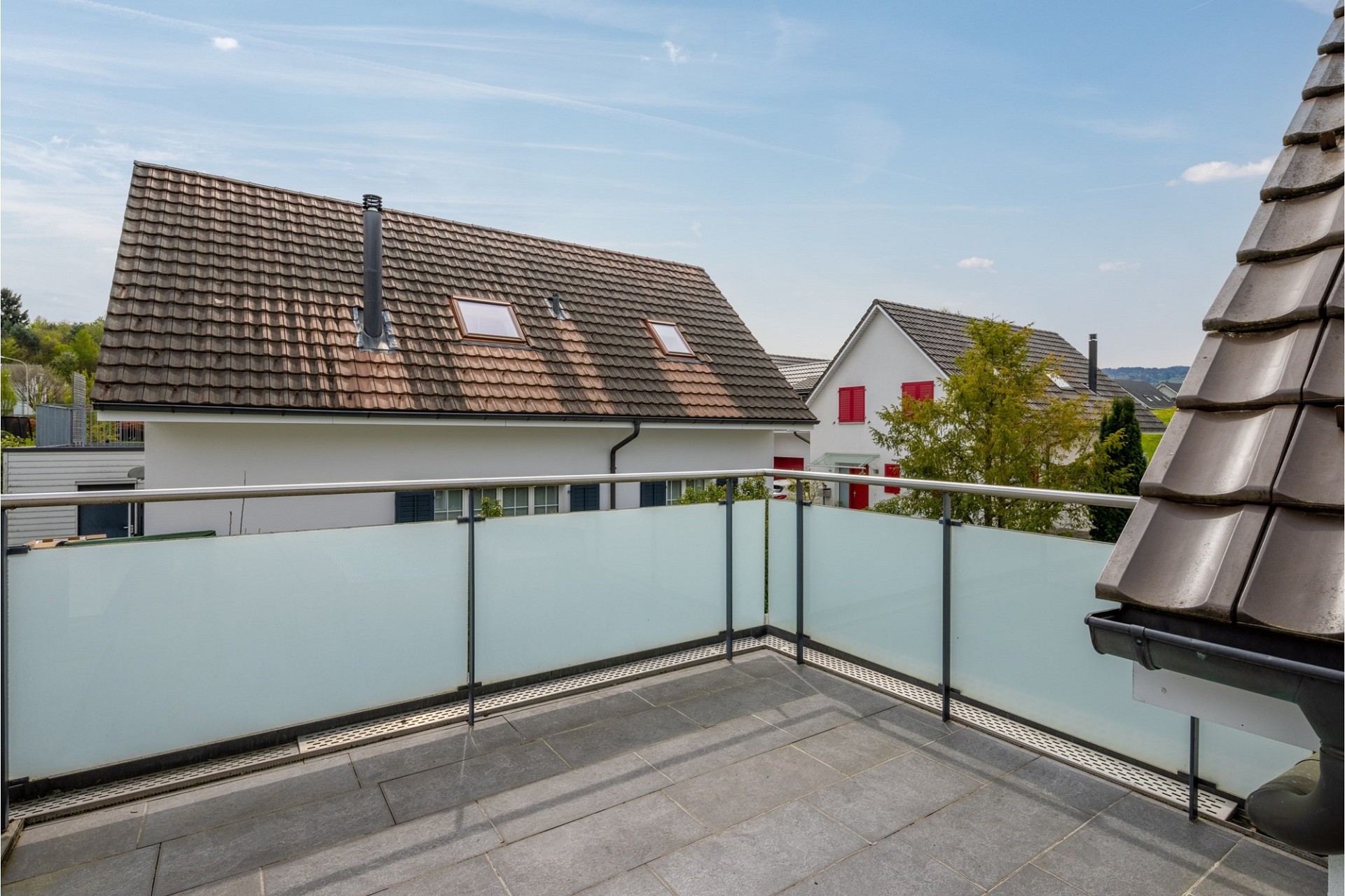 Balkon mit Blick auf Wohnhäuser