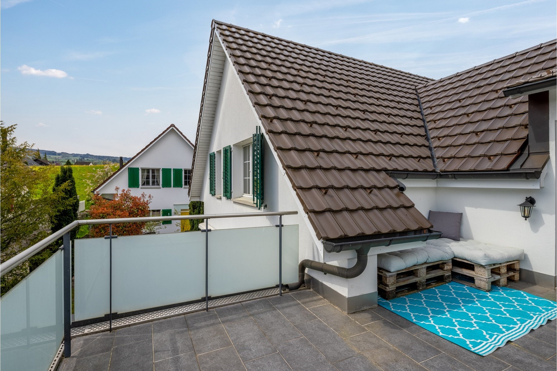 Dachterrasse mit Blick auf Wohnhäuser