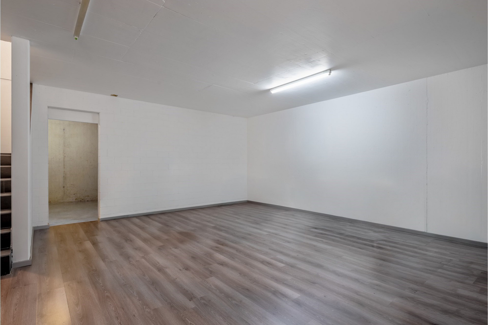 Leerer Kellerraum mit Laminatboden