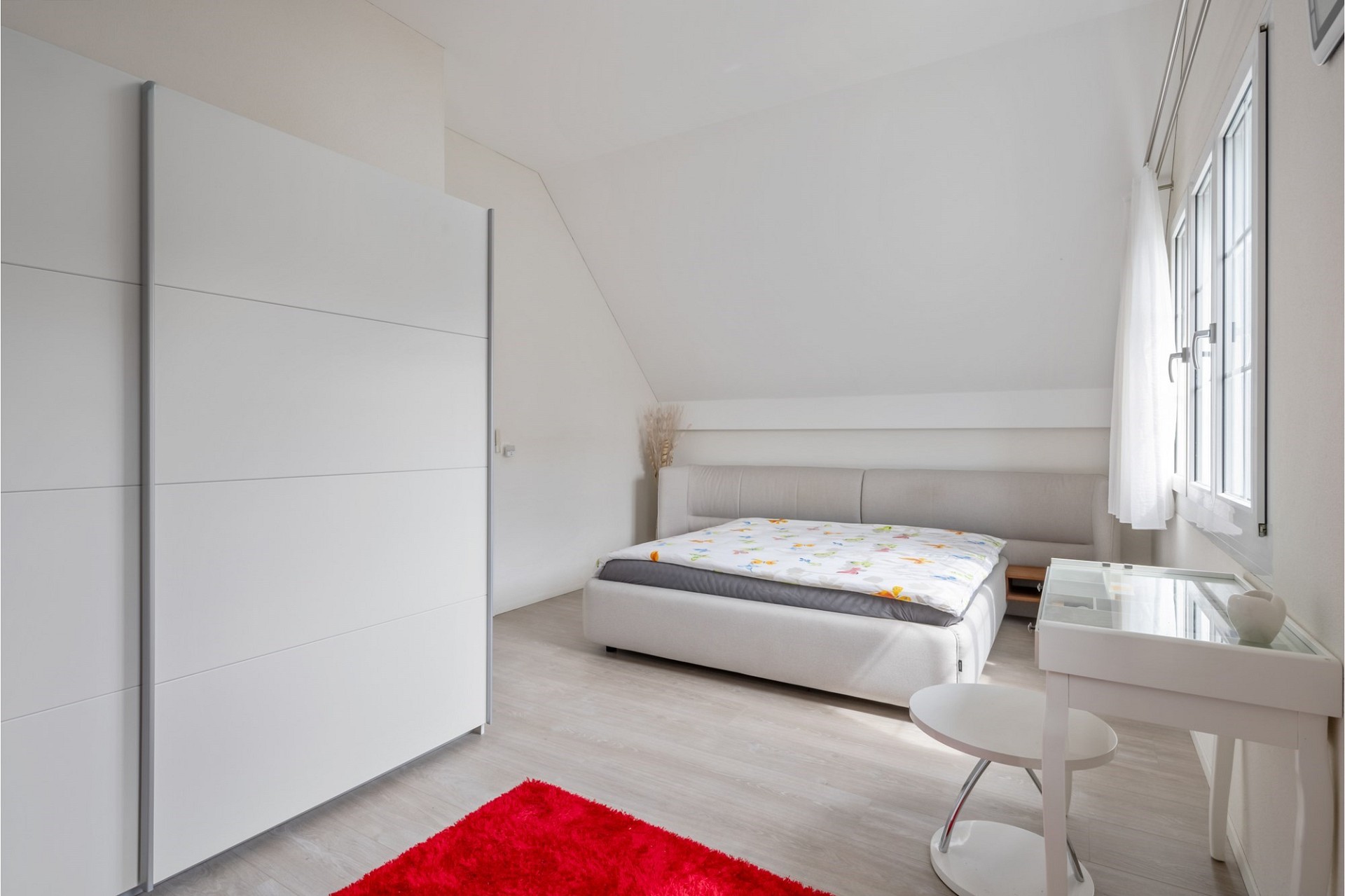 Helles Schlafzimmer mit Dachschräge