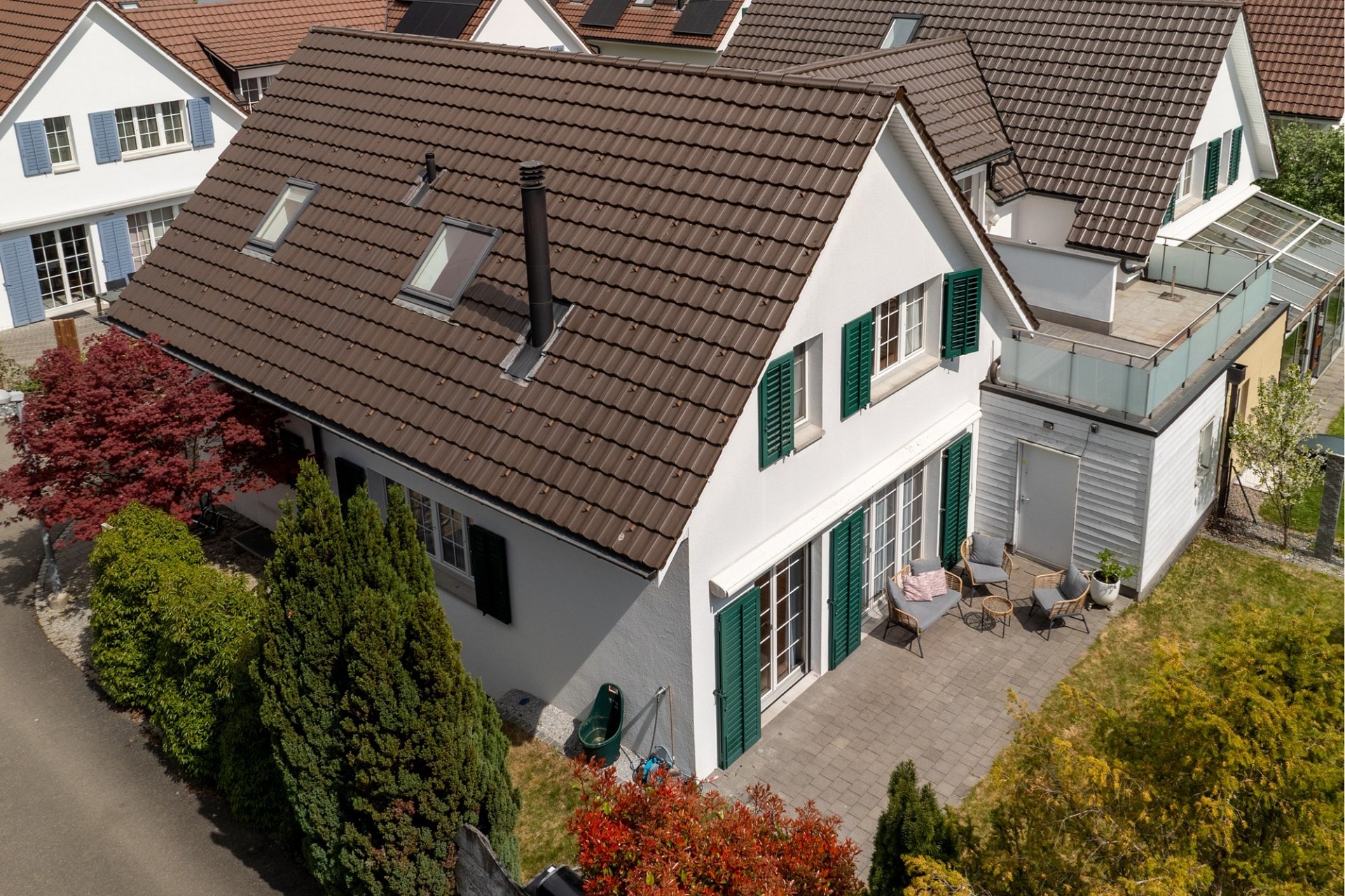 Luftaufnahme eines Einfamilienhauses mit Garten und Terrasse