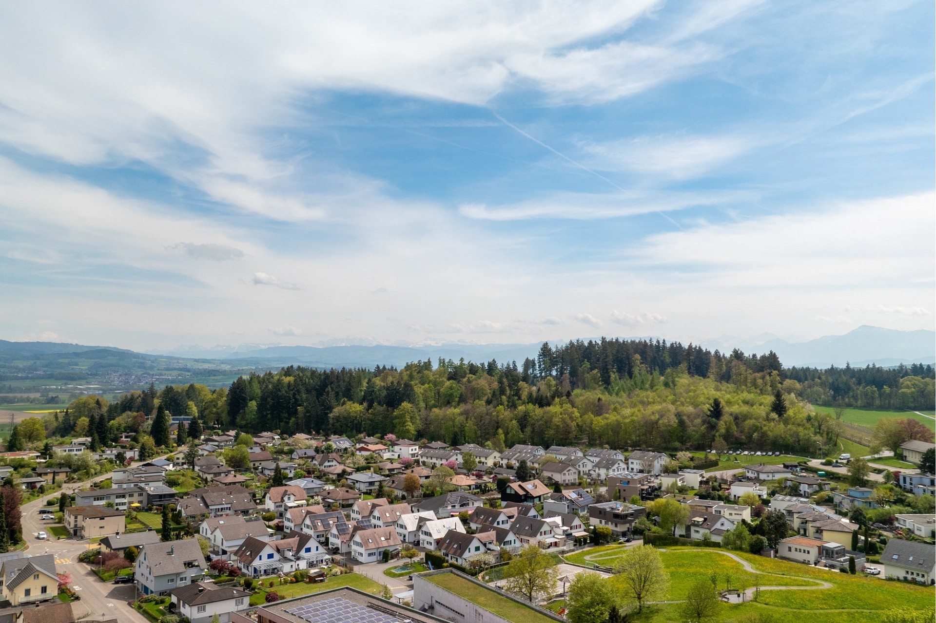 Weitblick über Wohnsiedlung und Landschaft