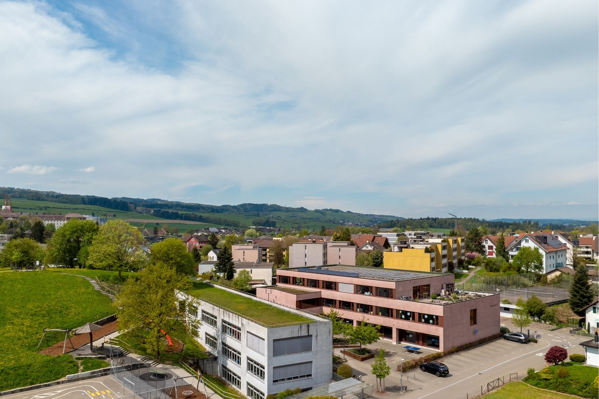 Stadt- und Landschaftspanorama von oben