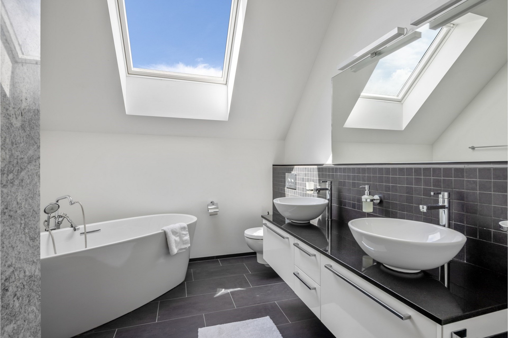 Modernes Dachgeschossbad mit Badewanne und Doppelwaschtisch