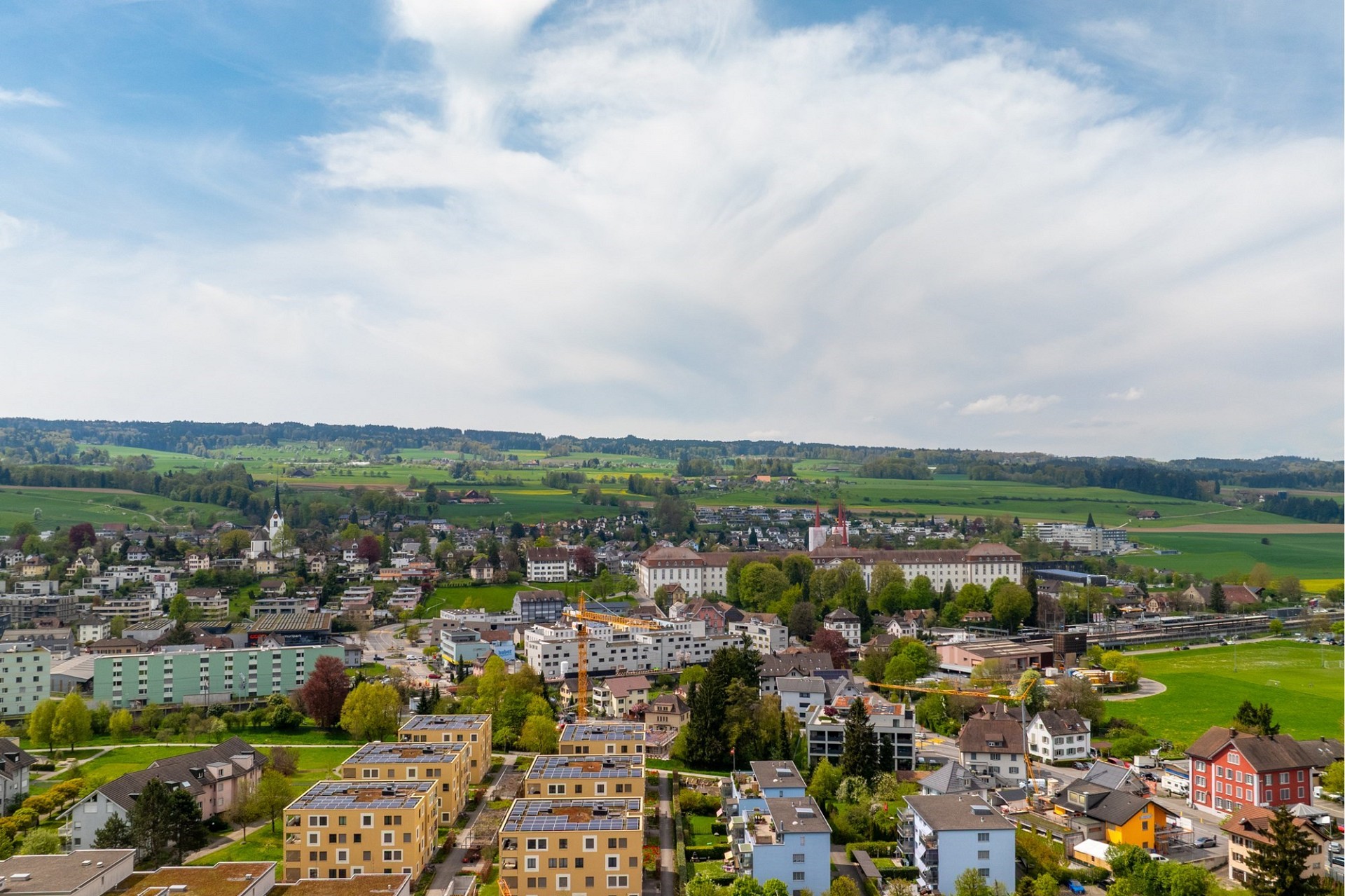 Stadtpanorama mit weiter Landschaft