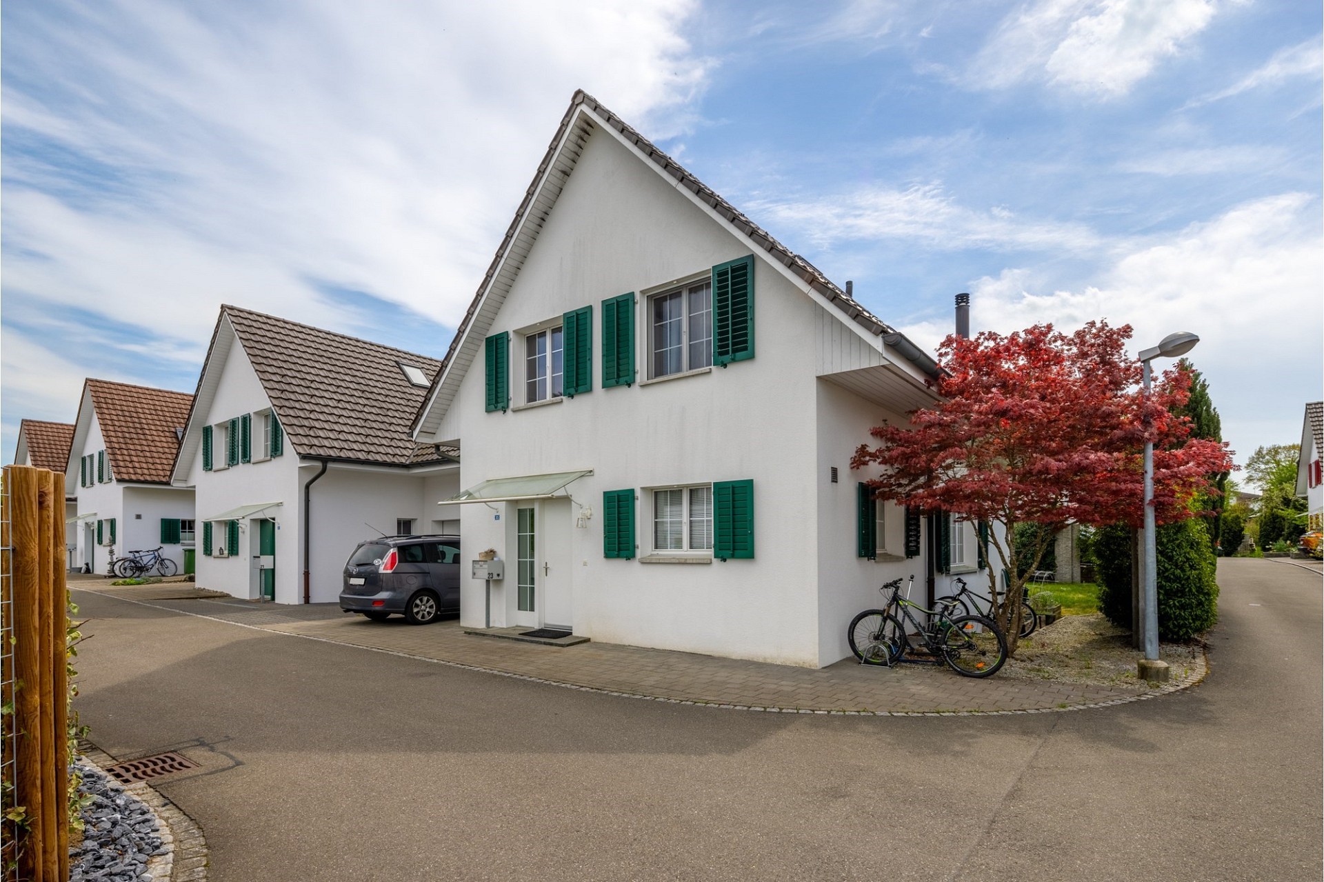 Reihenhaus mit Satteldach in Wohnsiedlung