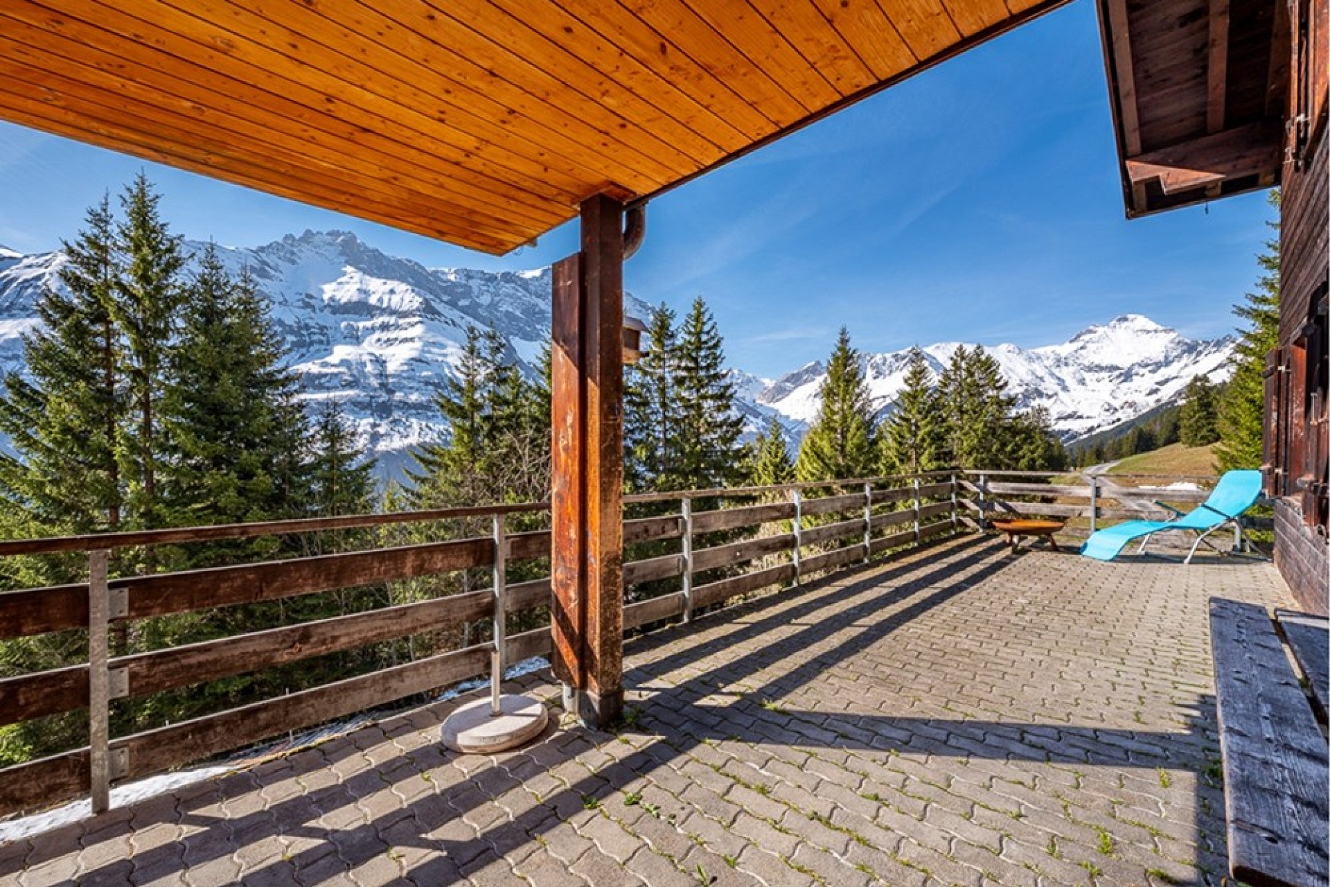 Bergterrasse mit Alpenblick
