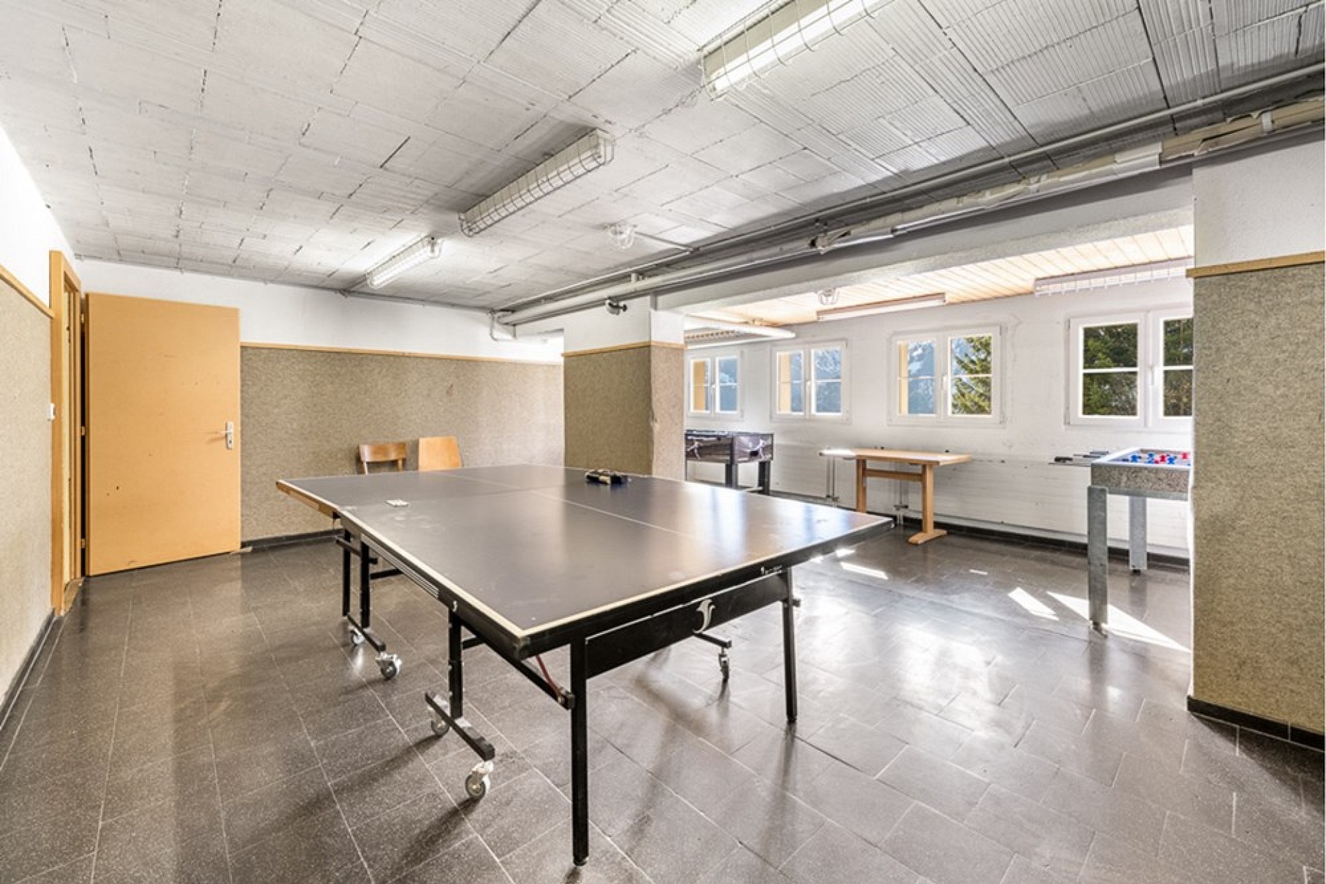 Freizeitraum mit Tischtennisplatte