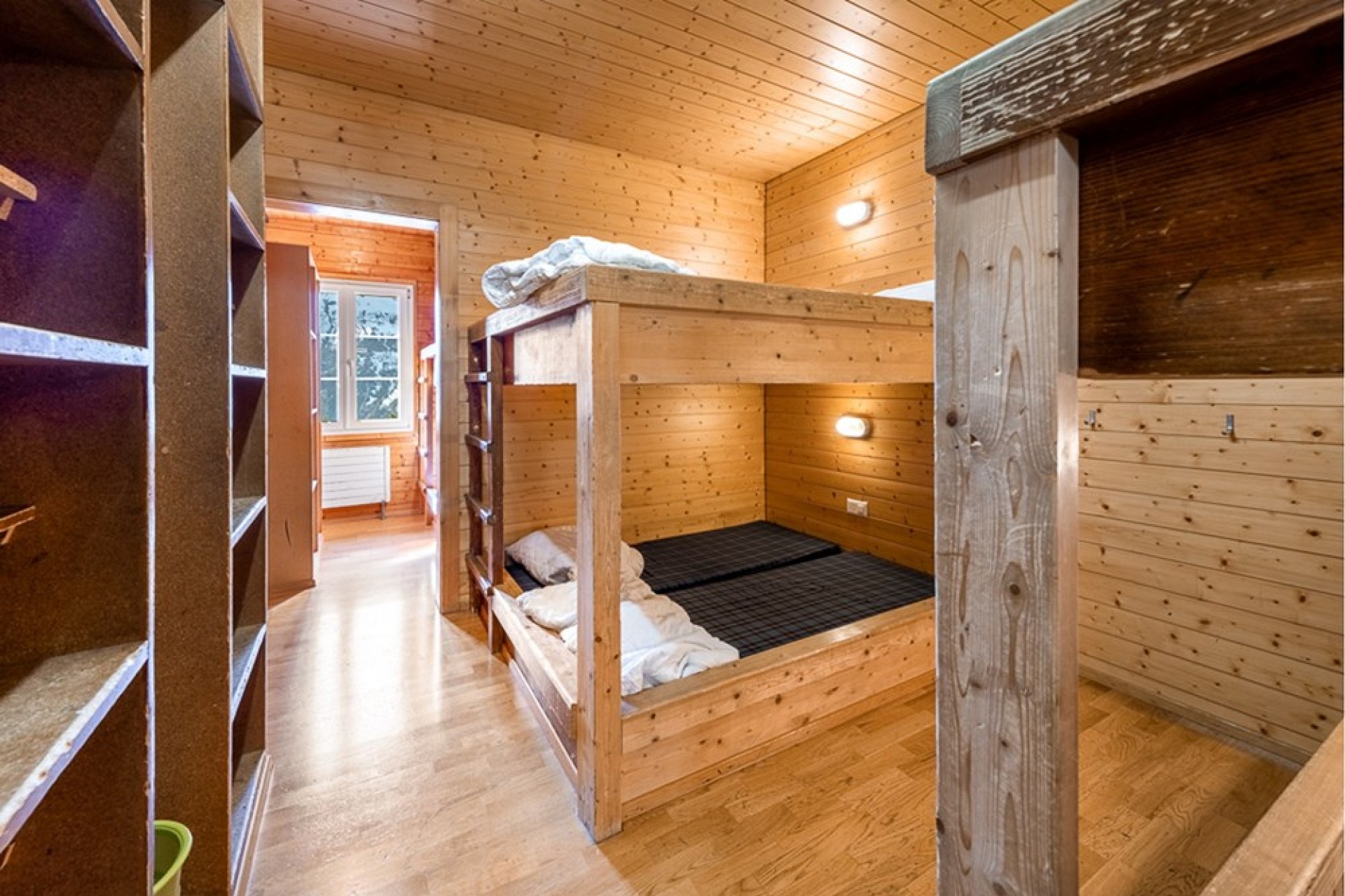 Holzschlafraum mit Stockbetten