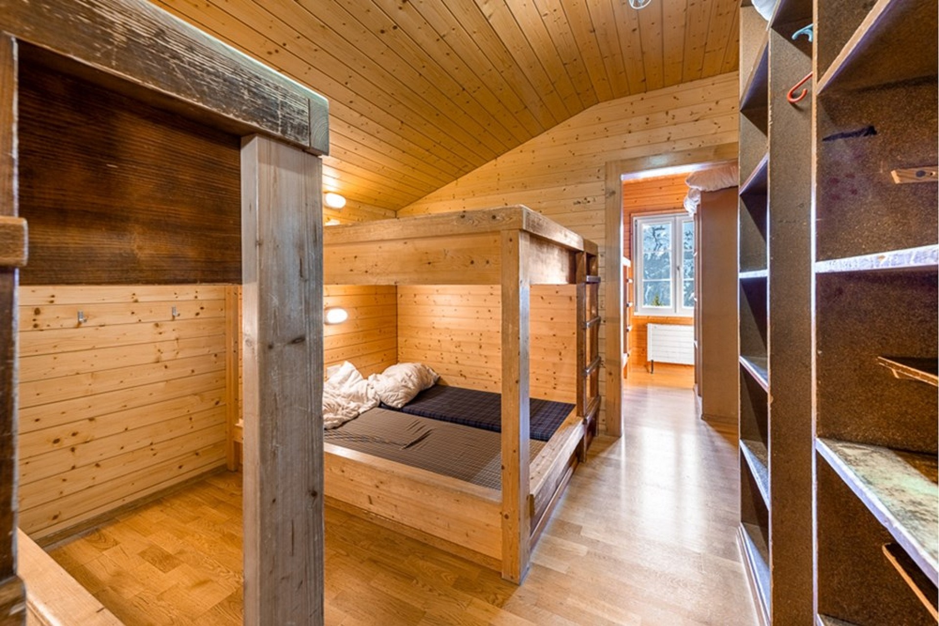 Gemütlicher Holz-Schlafraum mit Etagenbett