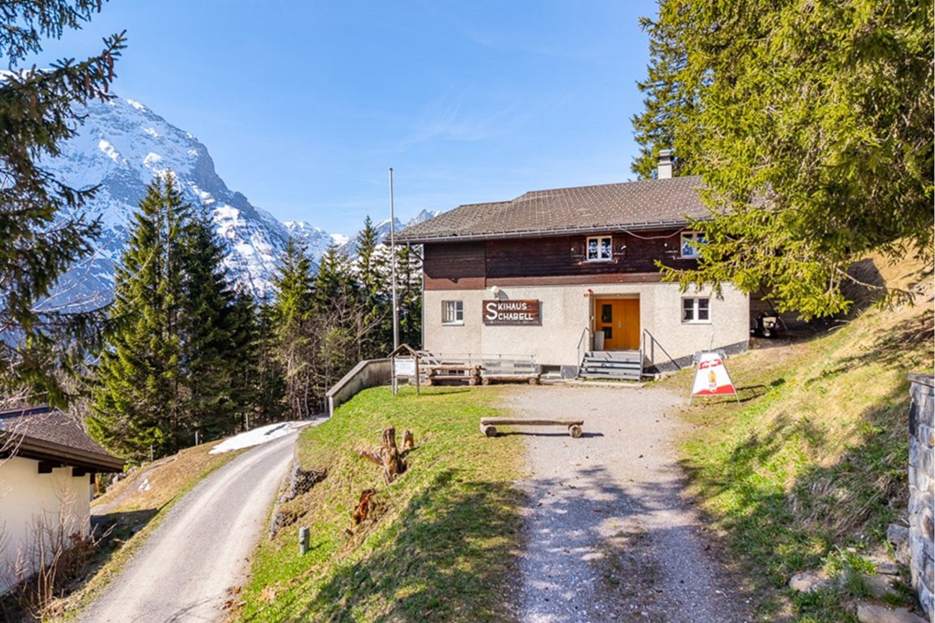 Alpenhaus am Hang mit Bergblick