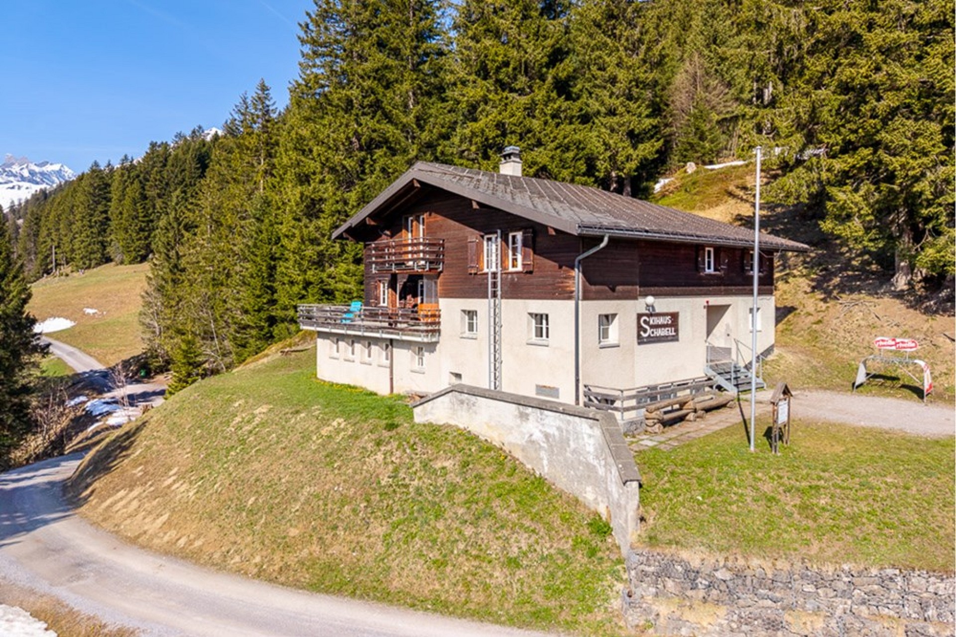 Alpenhaus in Hanglage