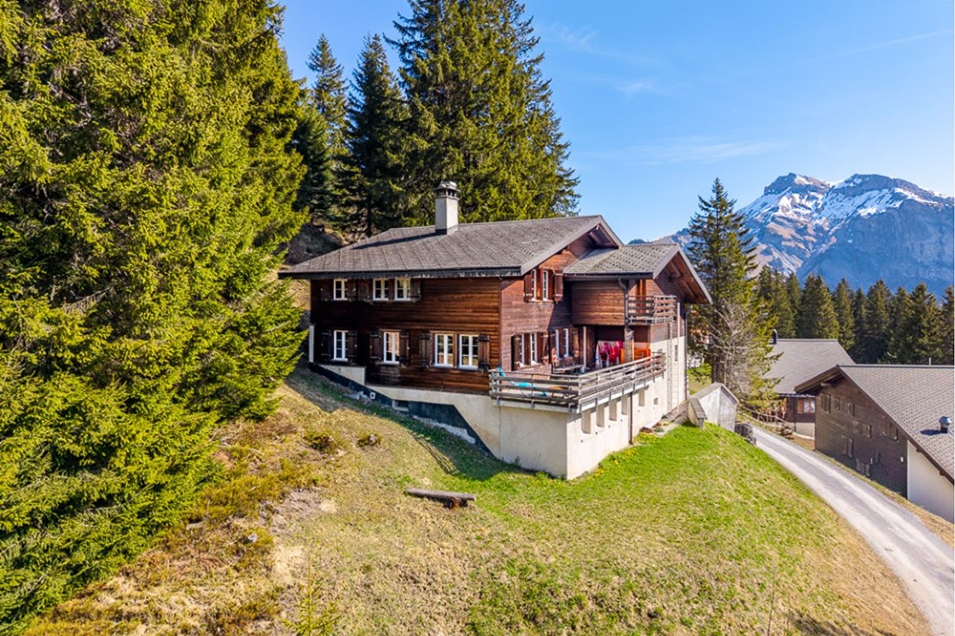 Berghaus mit Chalet-Charakter und Alpenblick