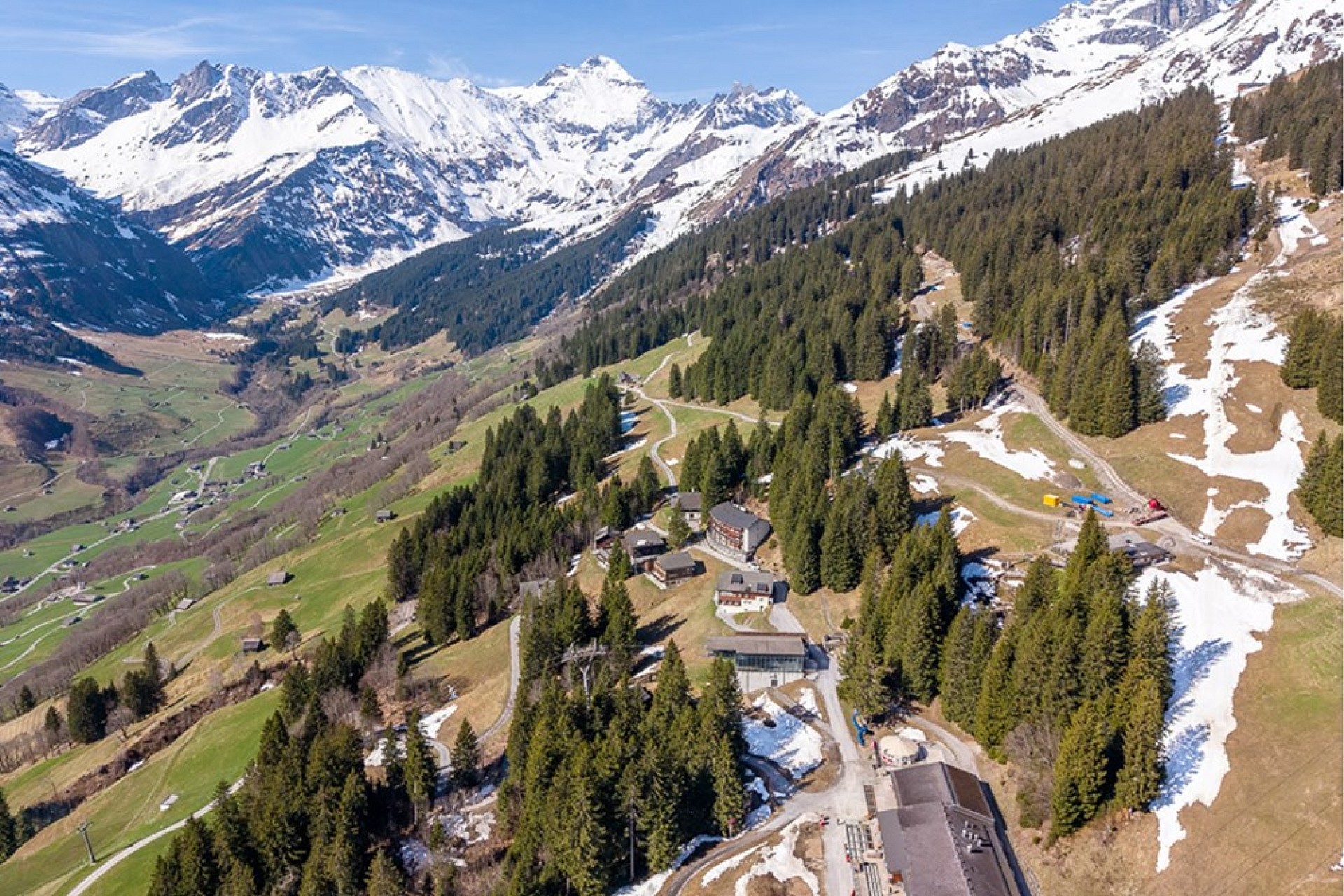 Alpenlandschaft mit Berghang und verstreuten Gebäuden