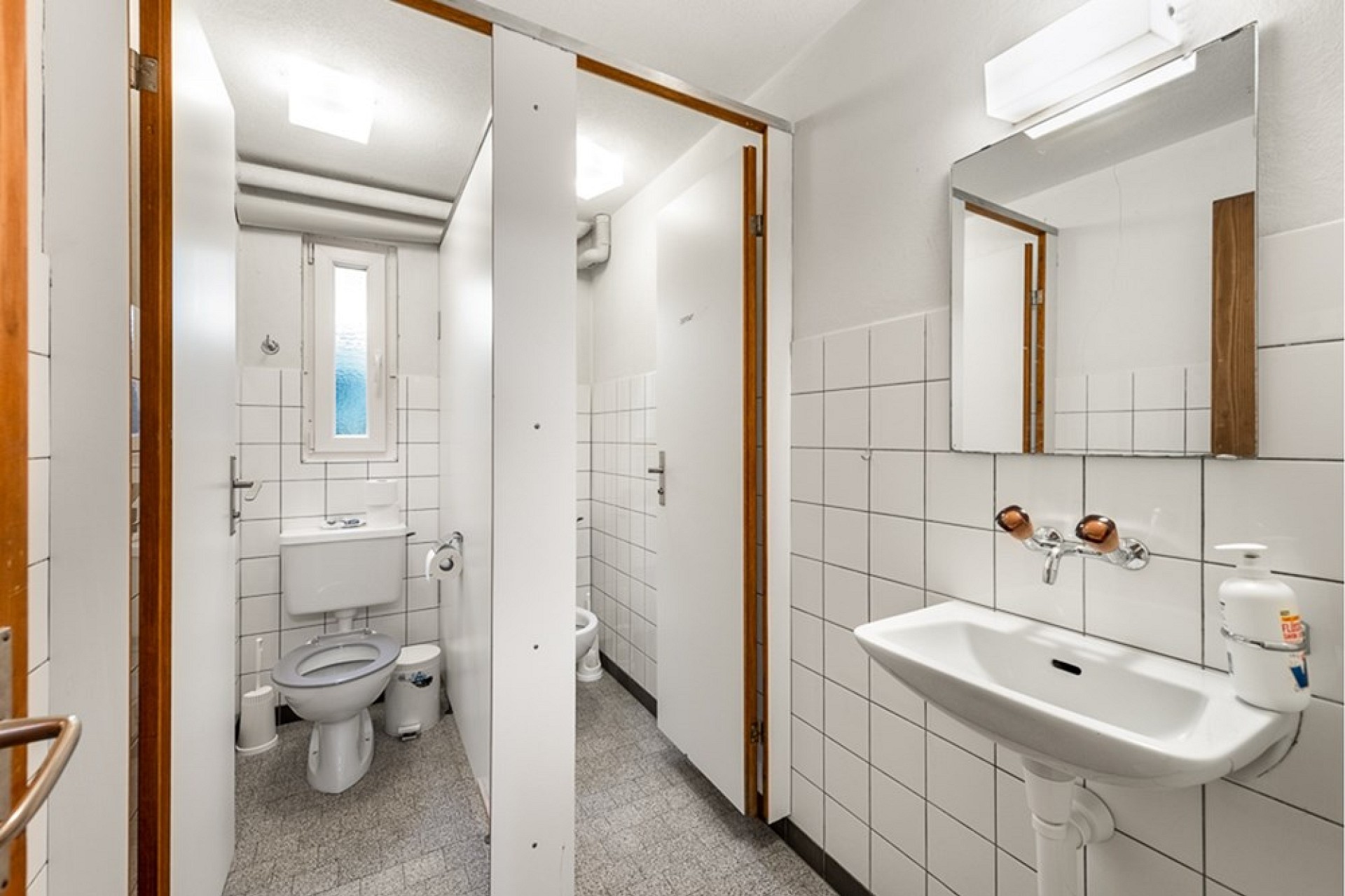 Kleines helles Badezimmer mit getrenntem WC-Bereich