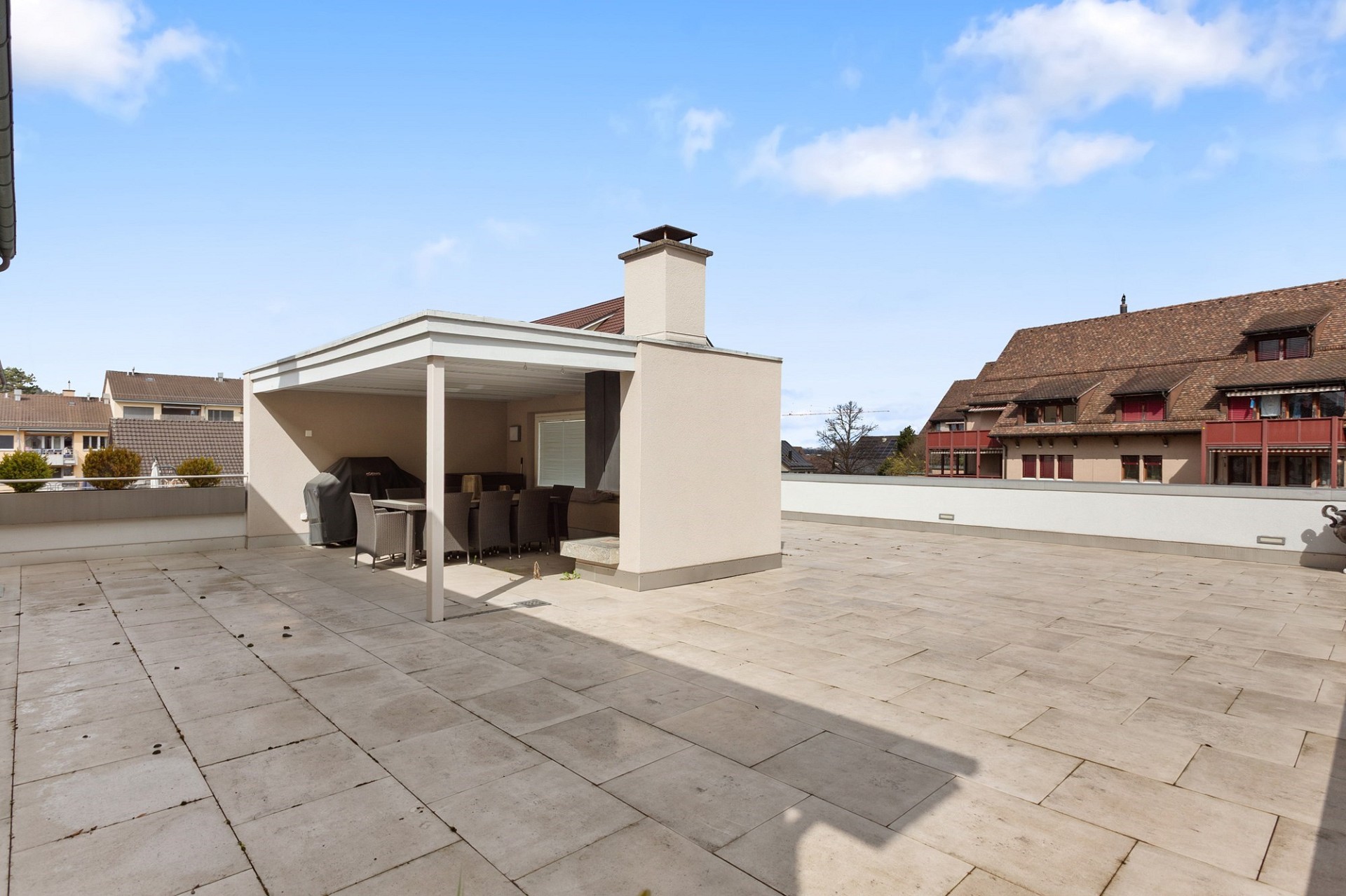 Dachterrasse mit überdachtem Sitzbereich