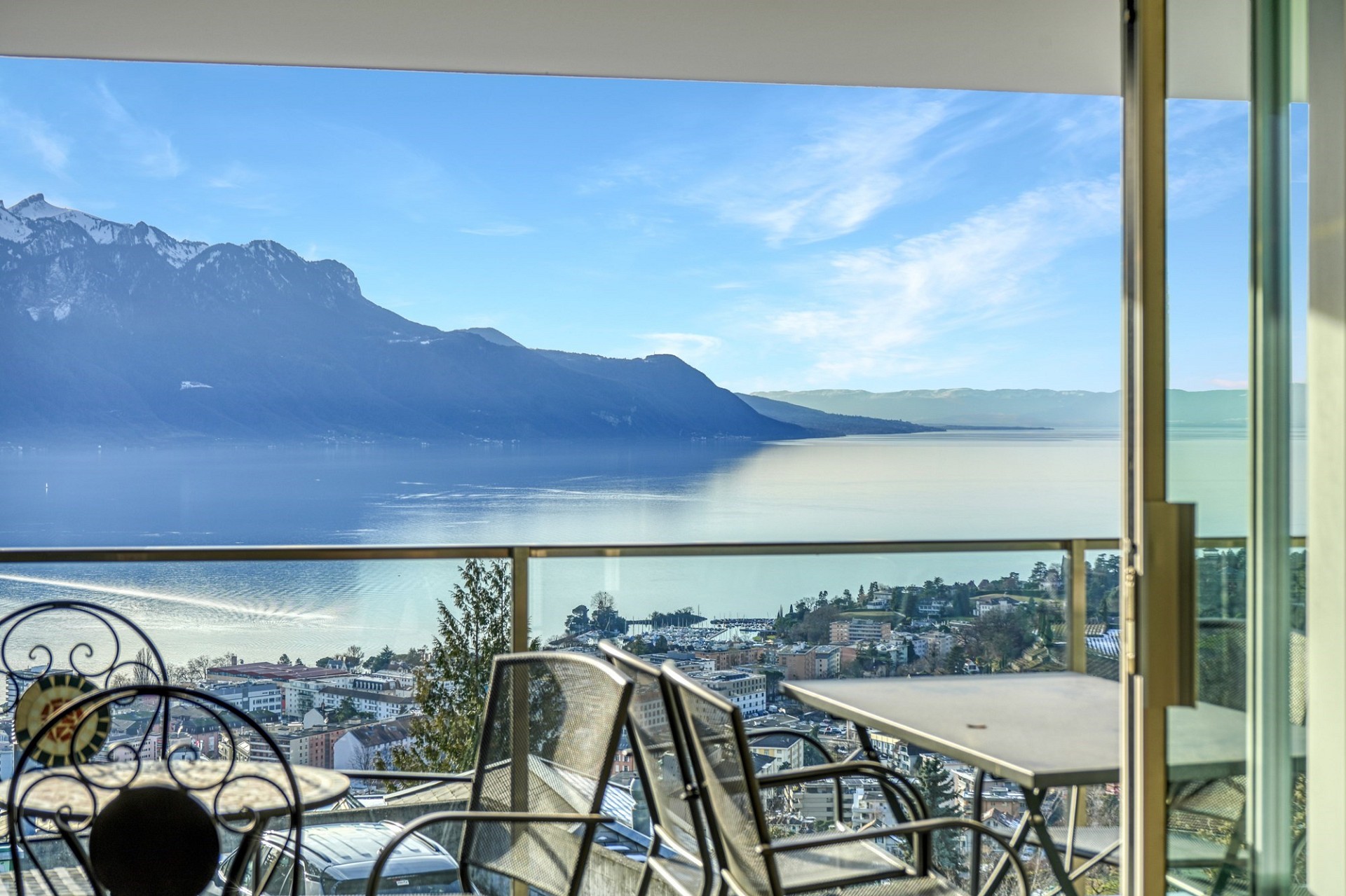 Balkon mit Panoramablick auf See und Berge