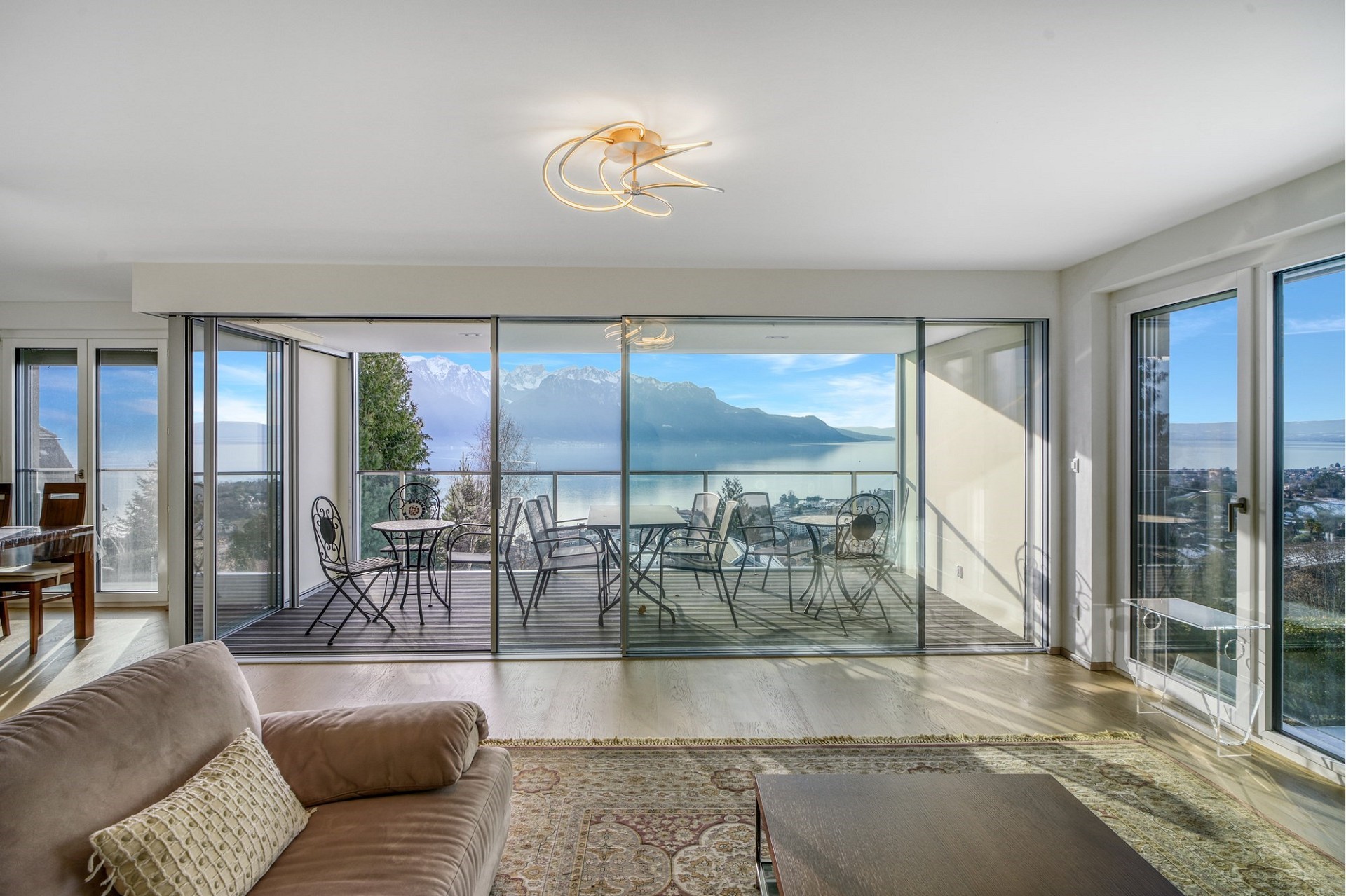 Wohnzimmer mit Balkon- und Seeblick