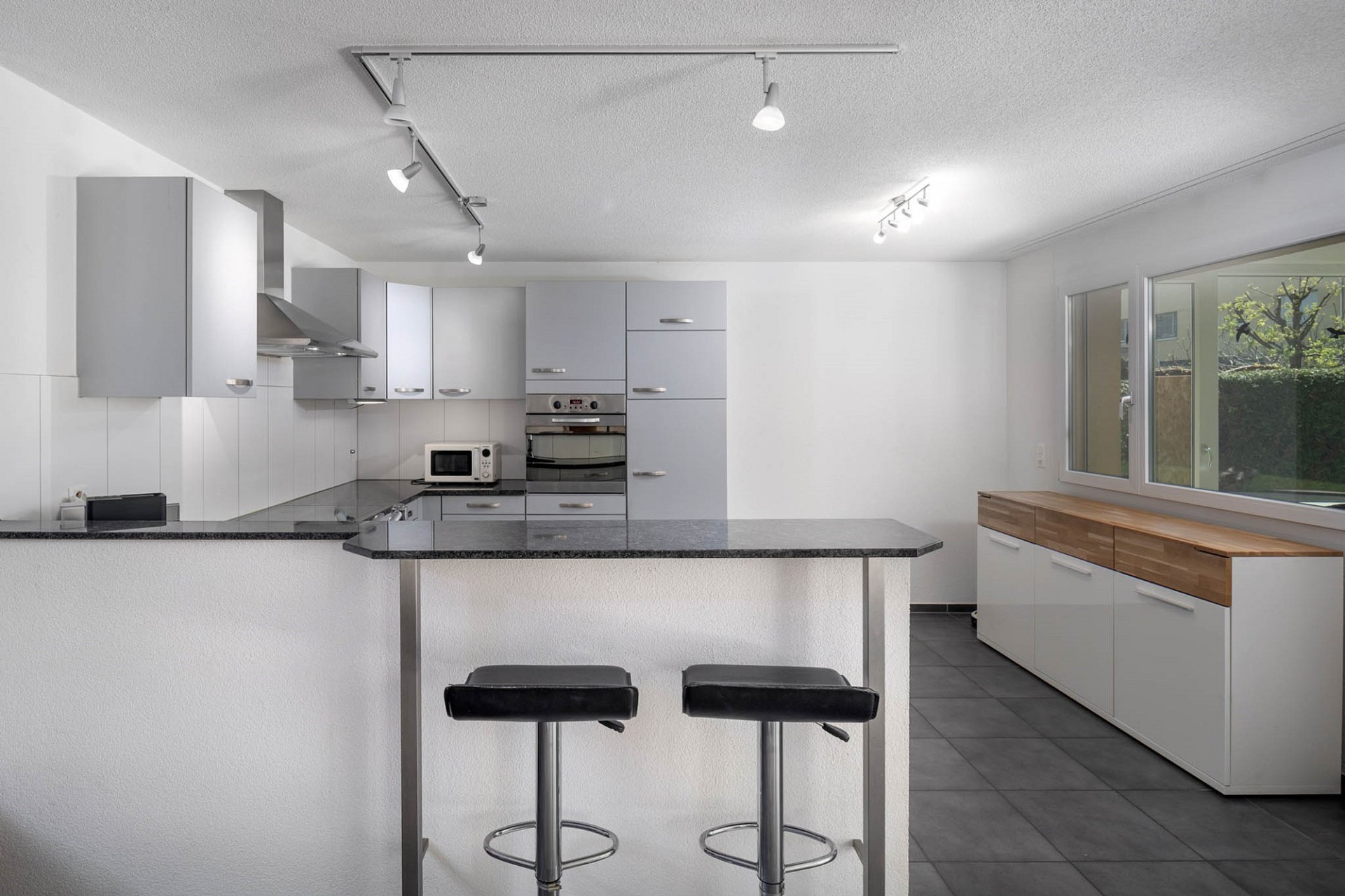 Exklusive Gartenwohnung: Eleganz & Komfort! – Dintikon
