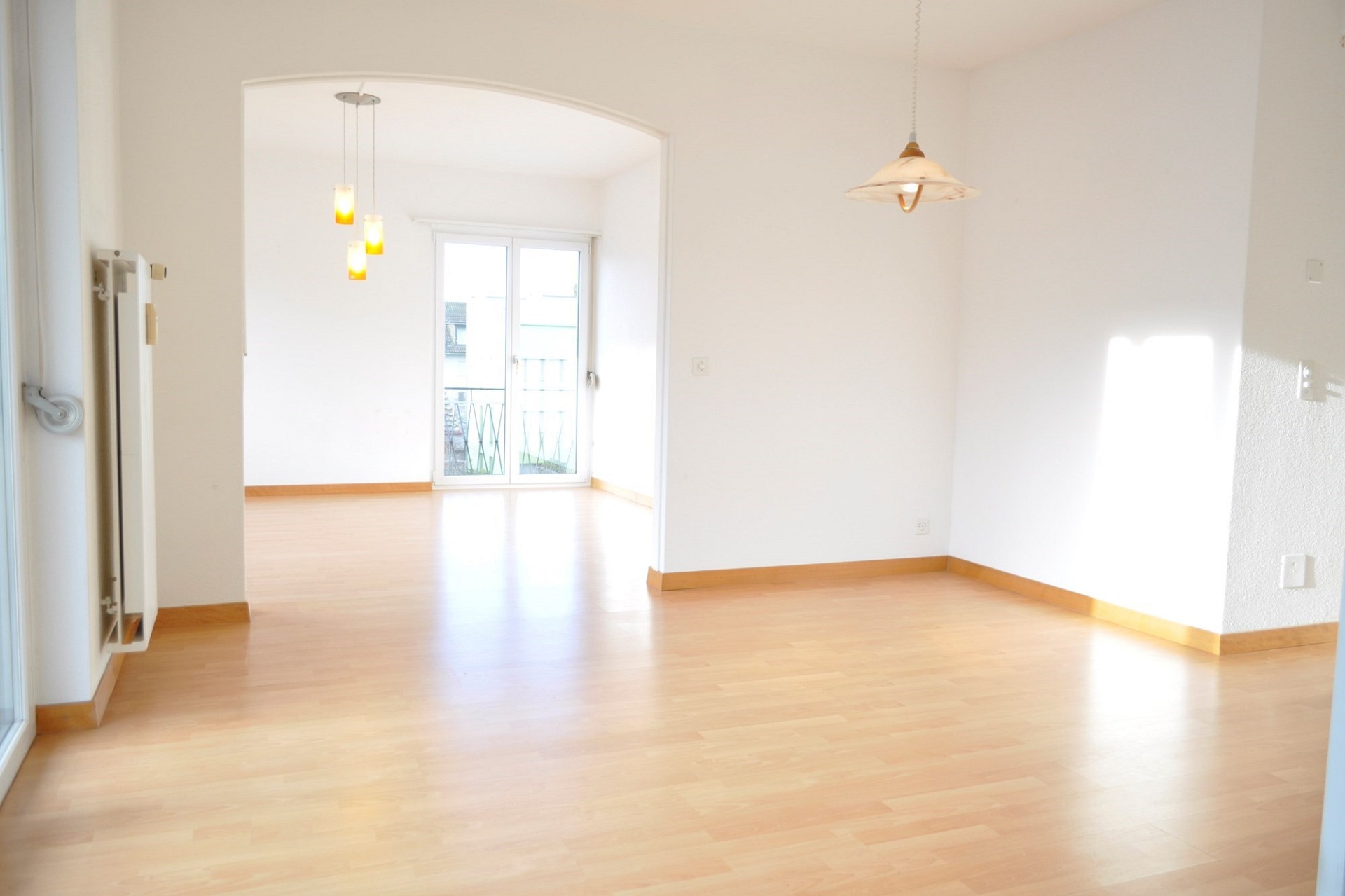 Heller leerer Wohnraum mit Durchgang zum Nebenraum