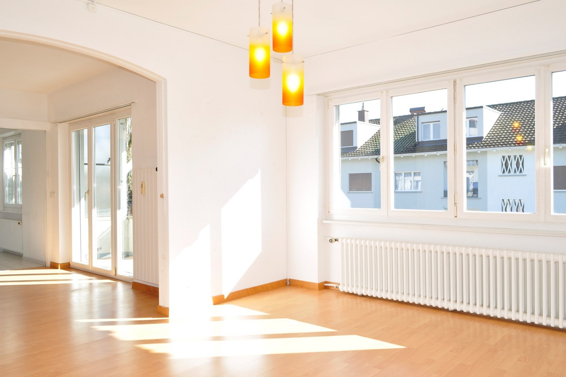 Helles Wohn- oder Esszimmer mit großen Fenstern