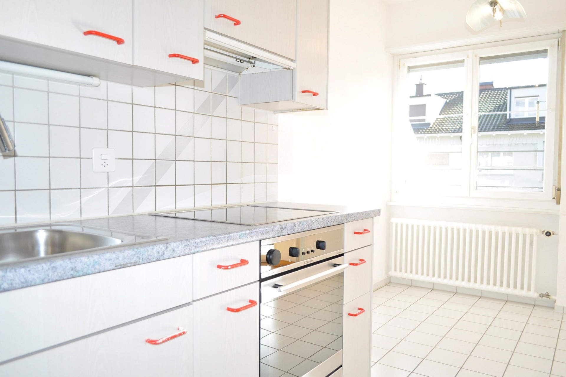 Helle, schmale Küche mit weißen Fronten