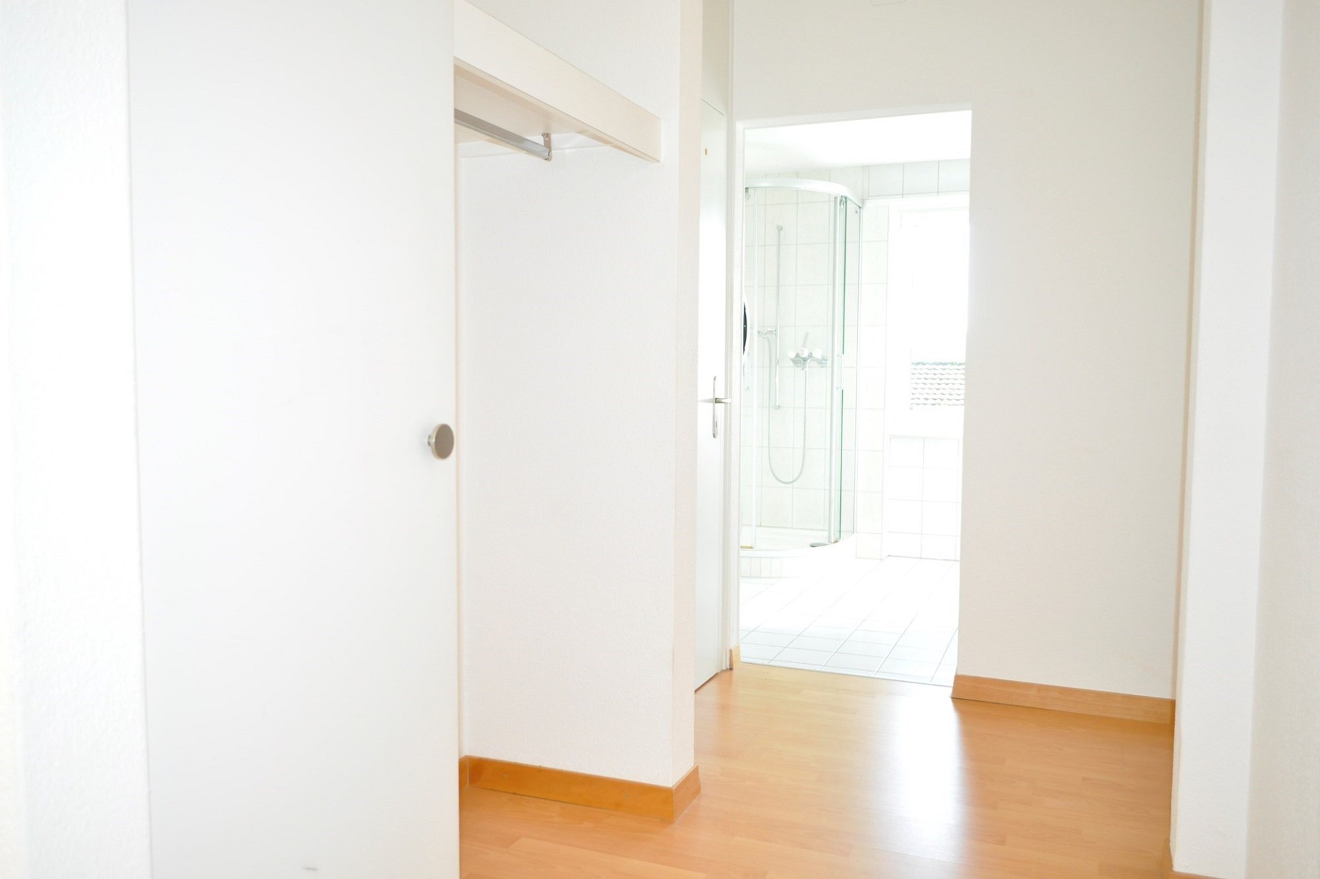 Heller Flur mit Blick ins Bad
