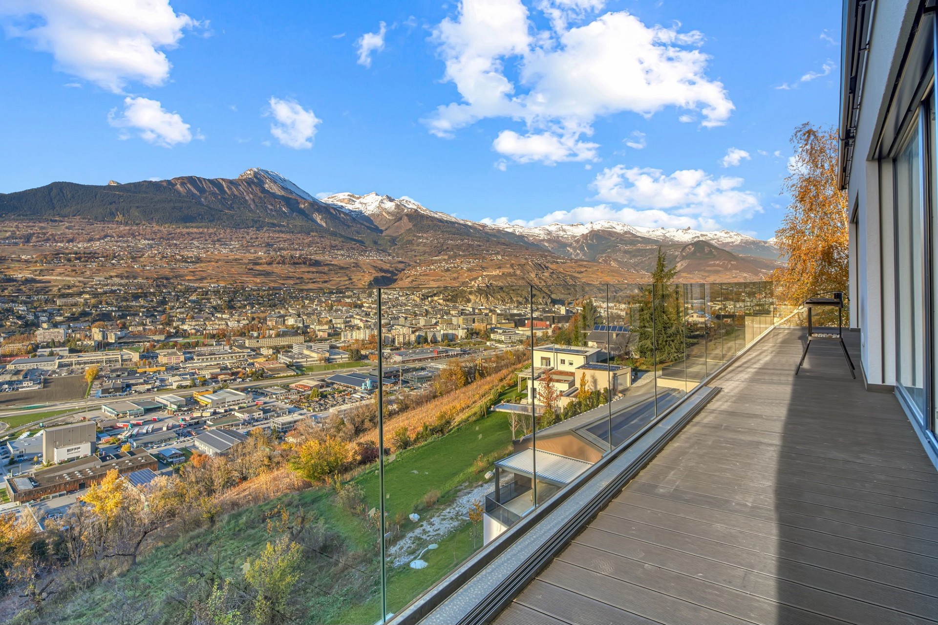 Panorama-Terrasse mit Bergblick