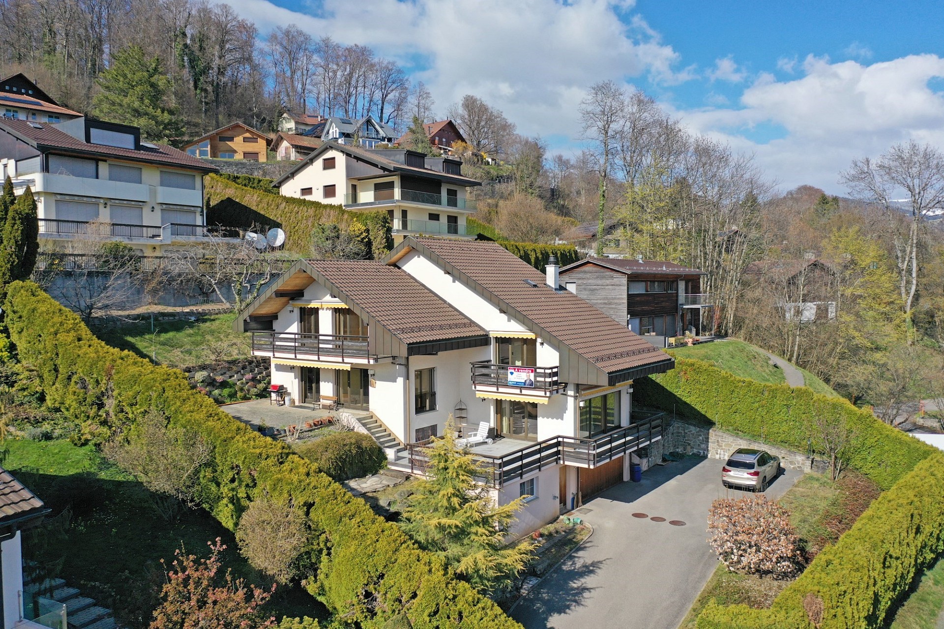 Luftaufnahme eines Wohnhauses in Hanglage